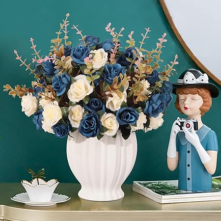 Amazon Com Nxa Nxa 玫瑰花束附陶瓷花瓶仿真絲綢玫瑰裝飾適合婚禮家庭辦公室派對裝飾 4 束深藍色 居家與廚房