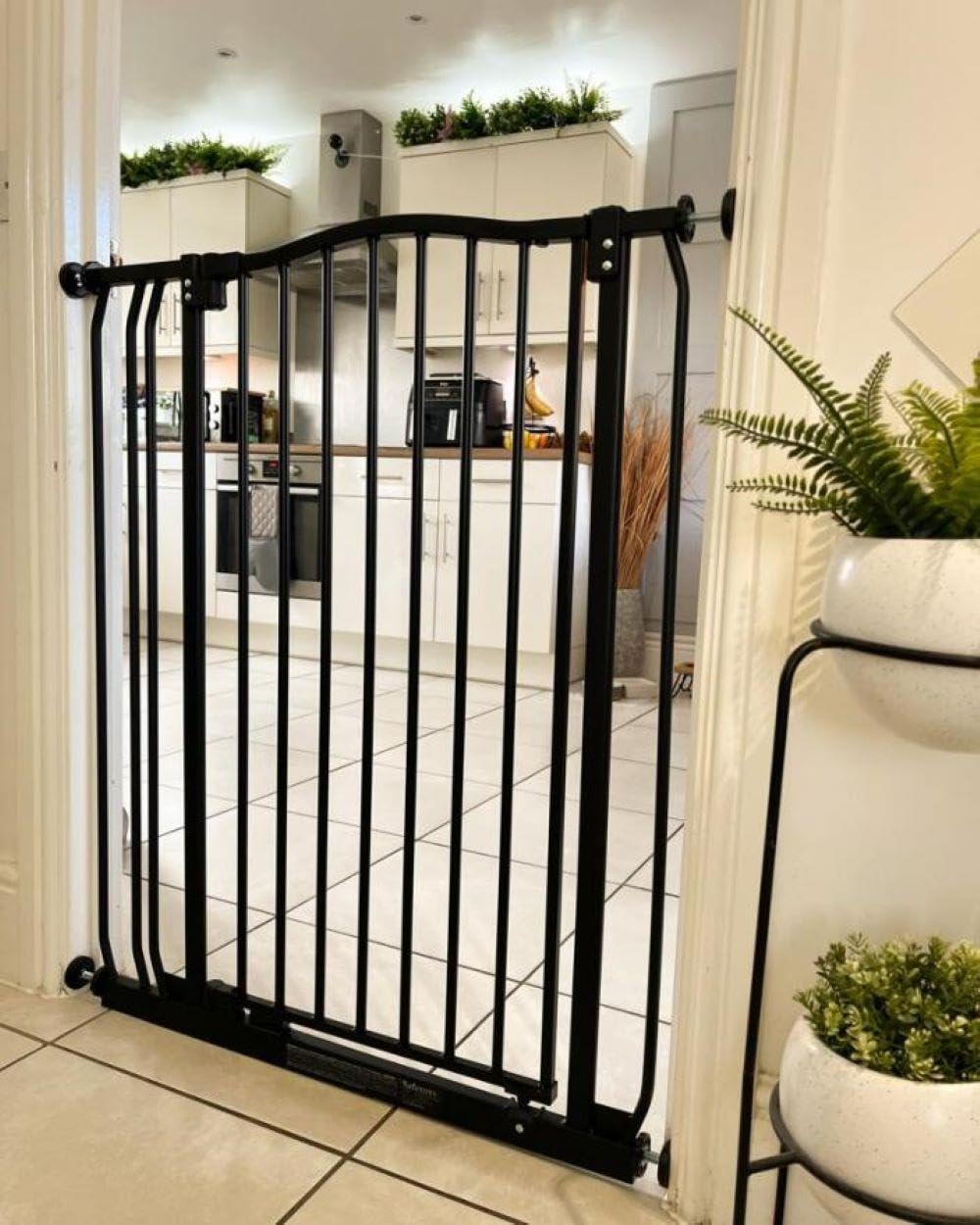 Safetots Extra Tall Curved Top Safety Gate, 116cm - 125cm, Matt Black, Extra Tall 100cm in Height, Pressure Fit Stair Gate, Baby Gate for Doors Hallways and Spaces, Safety Barrier, Easy Installation — view 6