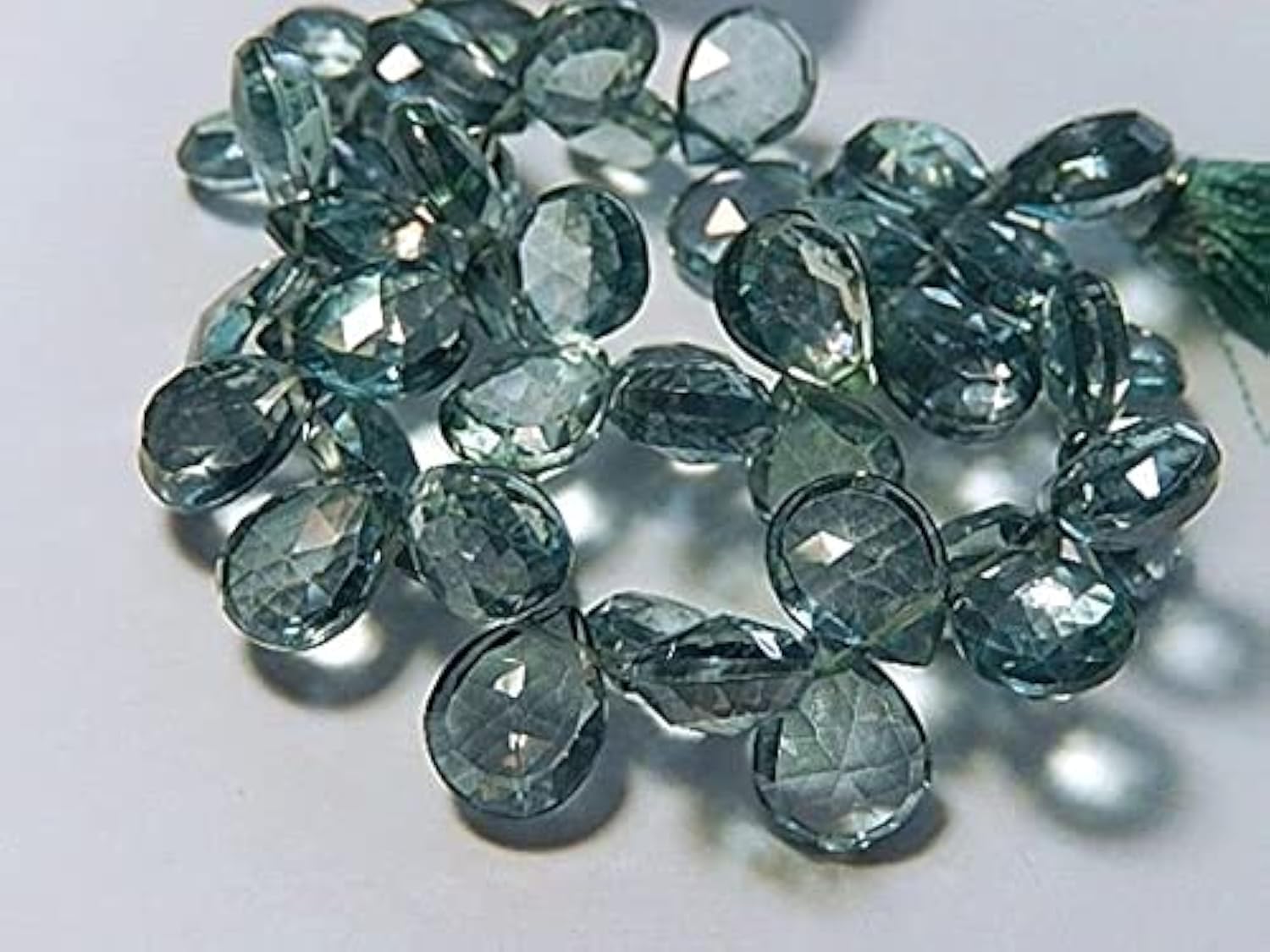 Quartz bleu-vert pour créer des boucles d'oreilles bohèmes et élégantes