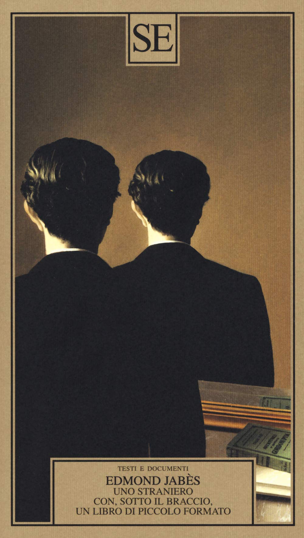 Uno Straniero Con, Sotto Il Braccio, Un Libro Di Piccolo Formato - 4