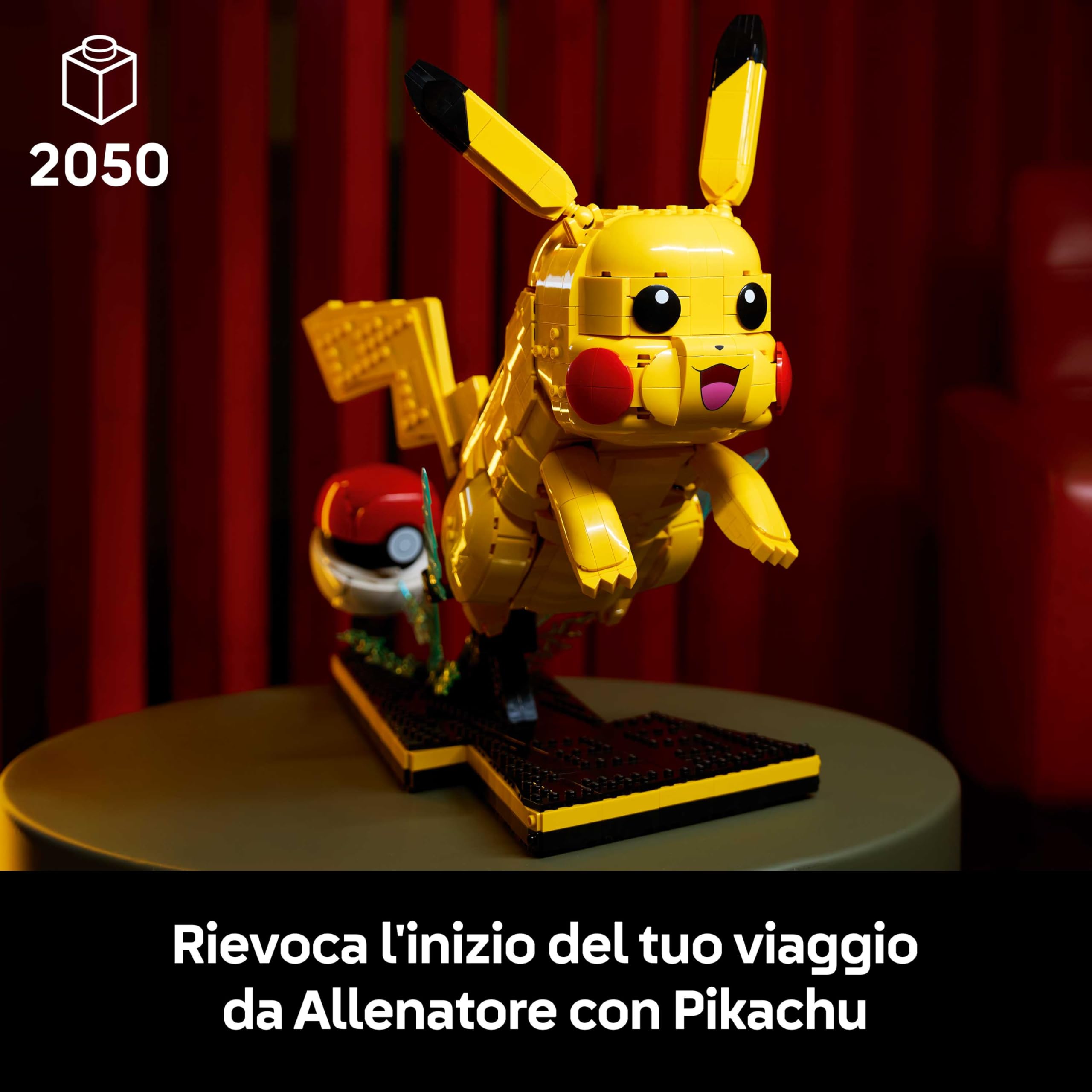 LEGO Pokémon Pikachu e Poké Ball - Kit di Modellismo per Adulti Tratto dall'Anime con Figura Snodabile ed Espositore - Decorazione Fai da Te per la Camera - Regalo per Gamer da Collezione - 72152