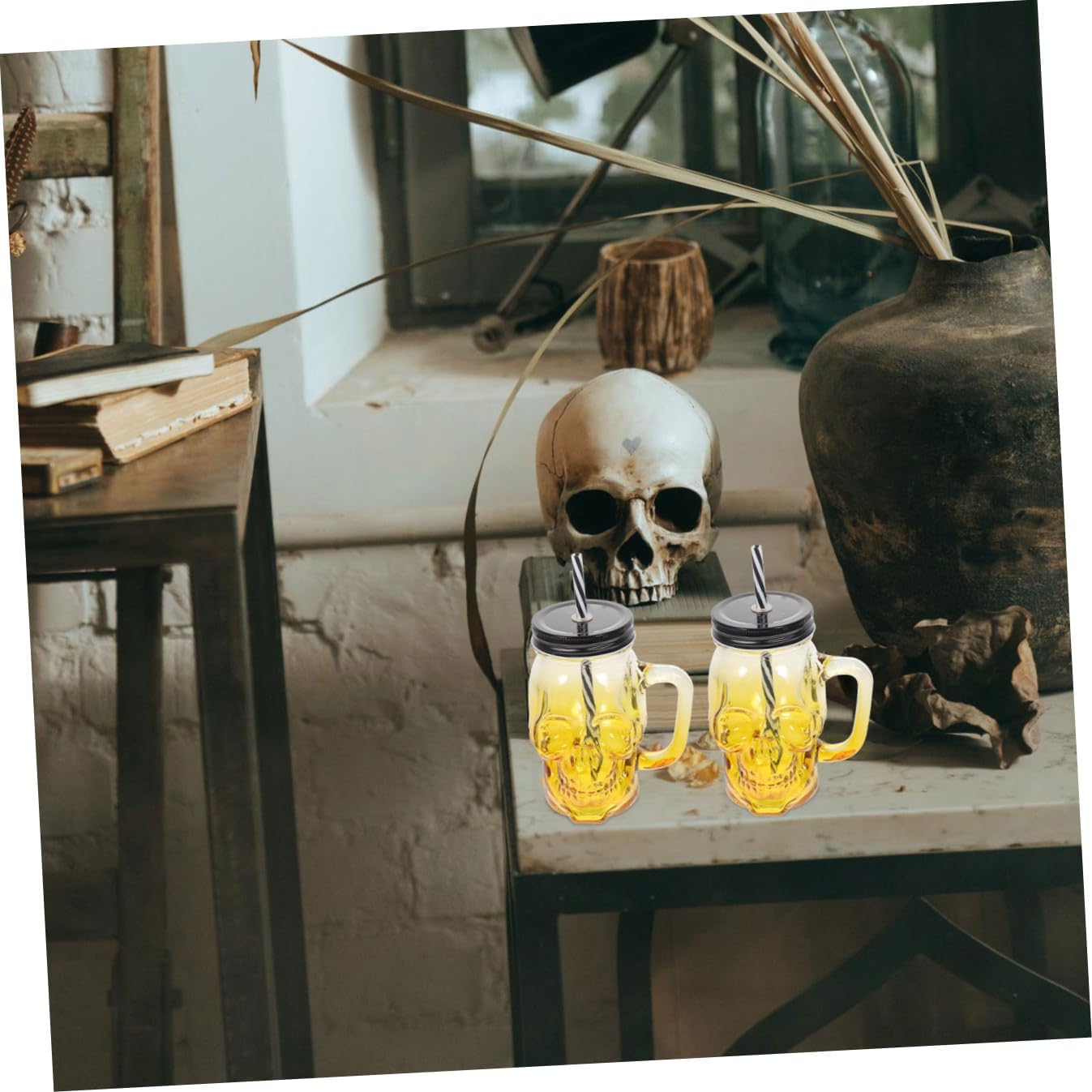 Gatuida Halloween Skull Glass Beer Cups with Handle, 500ml Gradient Amber Glass Tumblers, 2pcs Party Drinkware with Lid and Straw for Halloween Celebration Random Color
