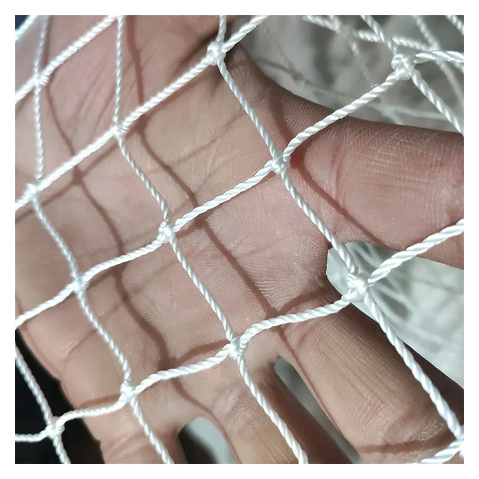 Esta Malla antipájaros de Nailon de 3,0 x 10 m, de Color Blanco, es Ideal para la protección de Jardines y Cultivos, Gatos, Perros y gallinas. Es una Malla de Pesca Duradera de