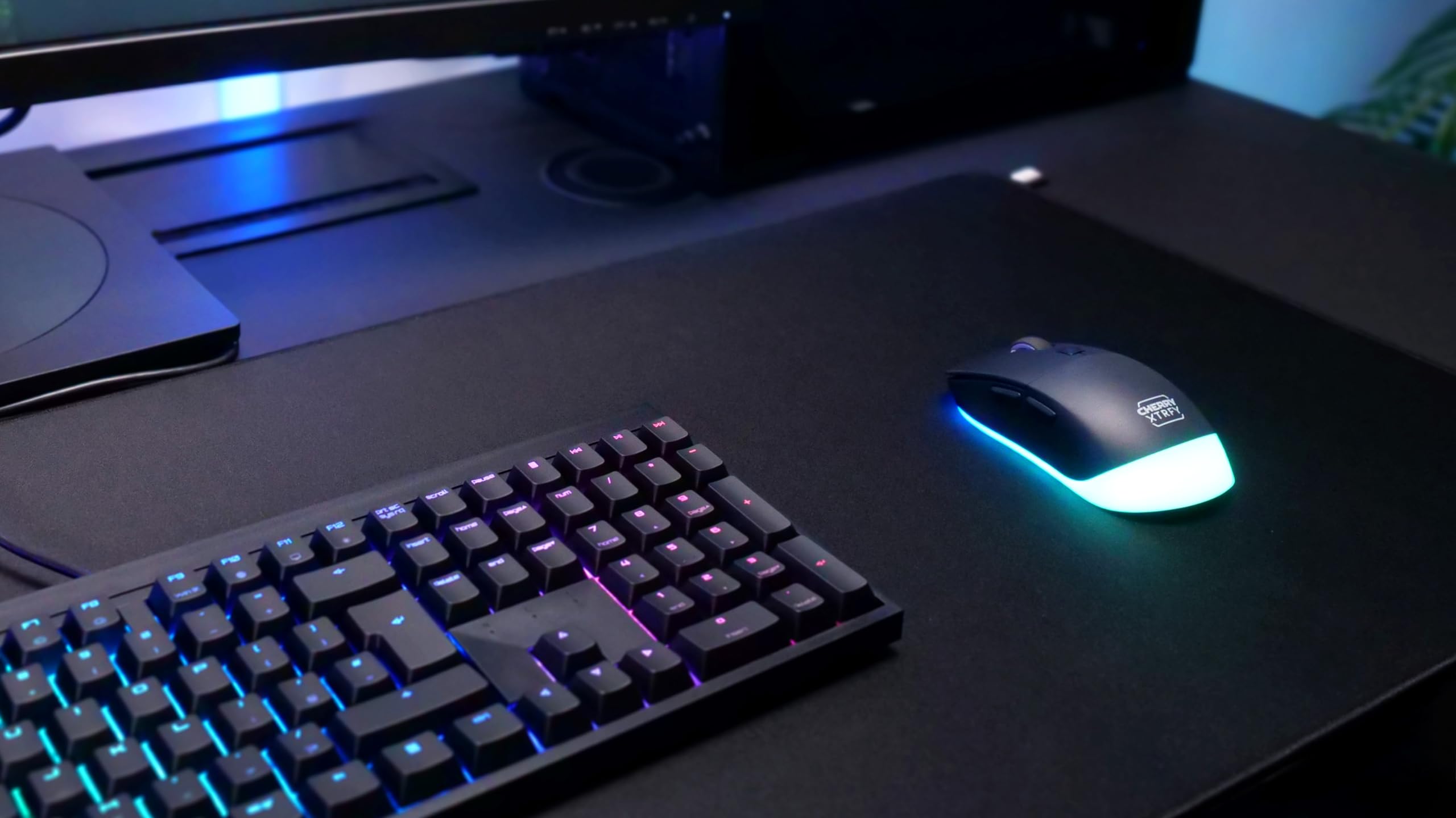CHERRY XTRFY M50 Wireless, Ratón Inalámbrico para Juegos, Conexión por 2,4 GHz, Bluetooth y Cable, Forma Ergonómica, Iluminación RGB, Recargable, Negro