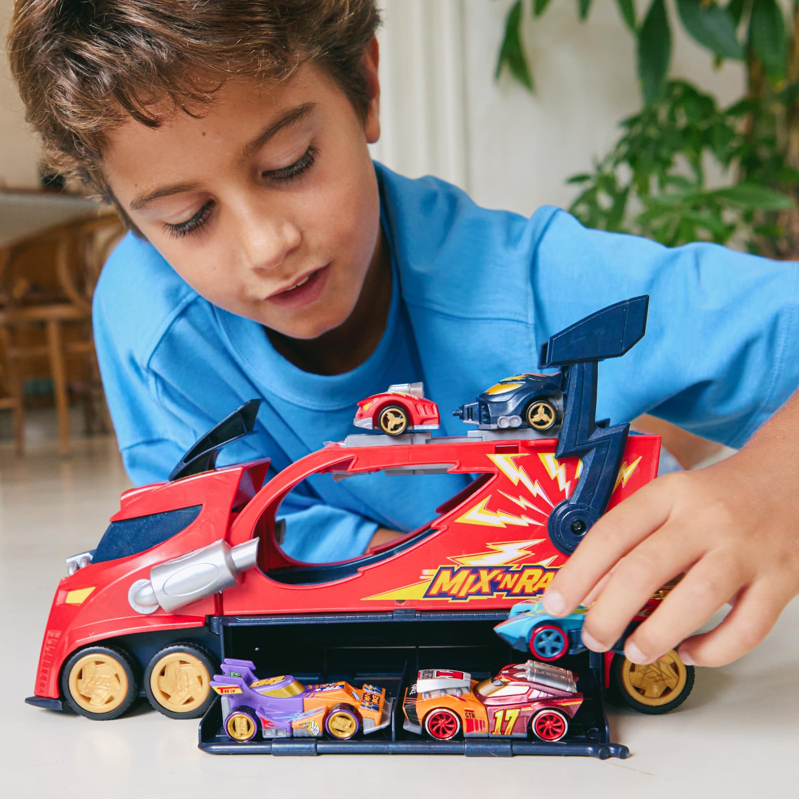 T-Racers Mix ´N Race Thunder Truck– Camión Lanzador con 3 acciones en 1. Incluye 1 vehículo T-Racer Mix ´N Race Exclusivo, Zona para Montar vehículos, Tirador para lanzarlos y Espacio para 7 Coches