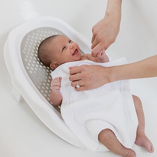 Miniatura 7 de Regalo Baby Basics™ Asiento de baño, marca galardonada, proporciona apoyo y equilibrio para el baño sentado, incluye sistema de ventosa fuerte