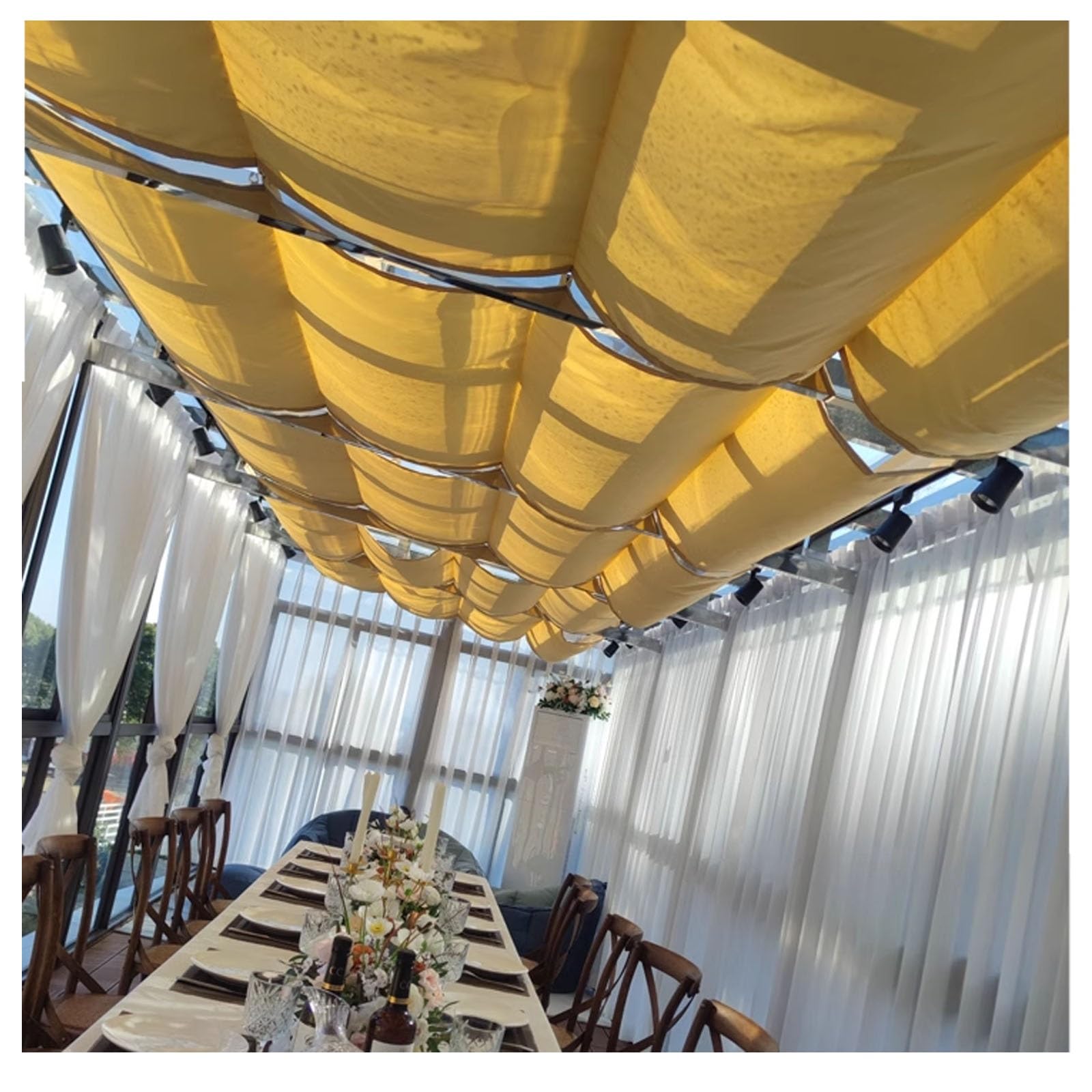 Toldo retráctil en U para crear un comedor de exterior en el jardín