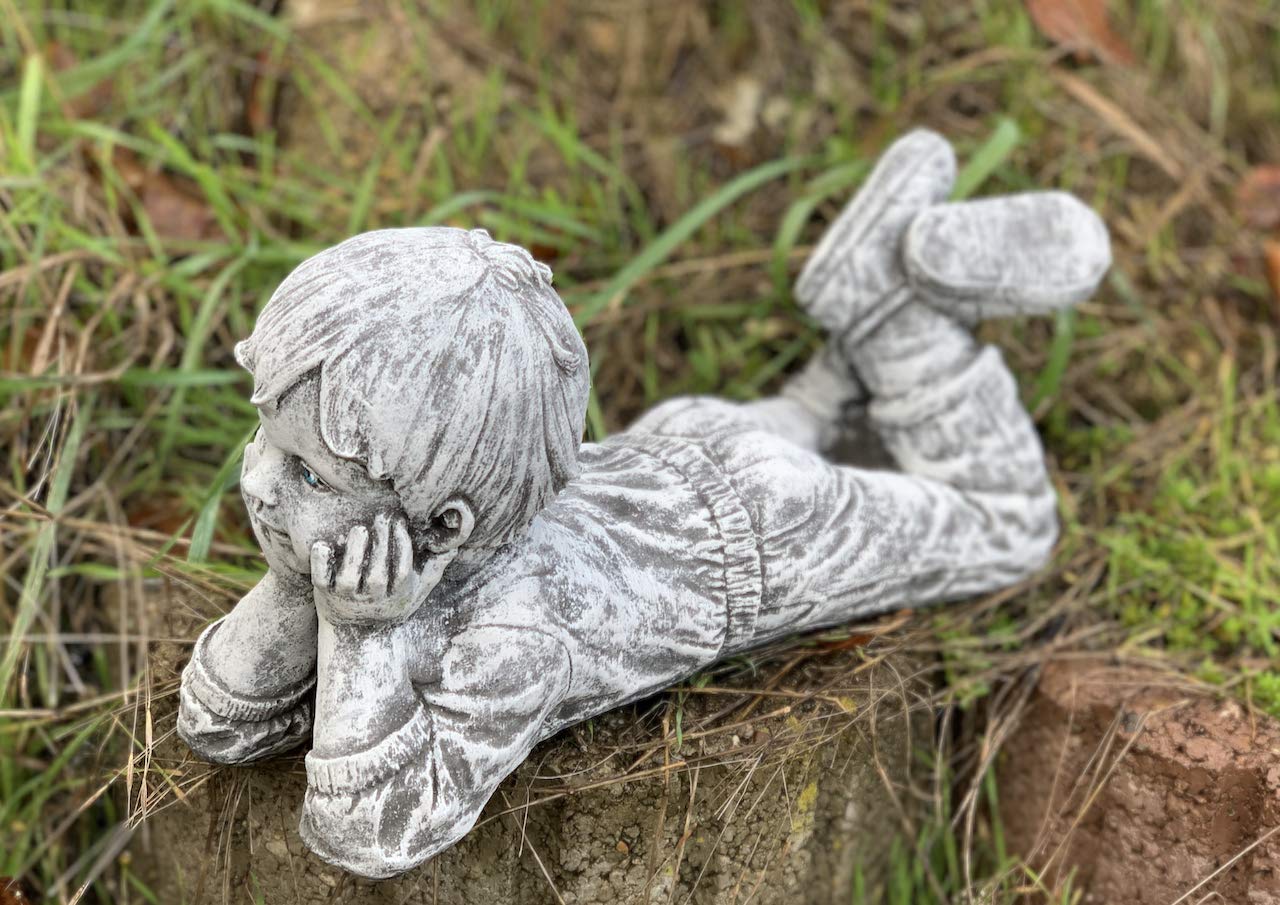 stoneandstyle Steinfigur liegender Junge frostfest wetterfest Steinguss