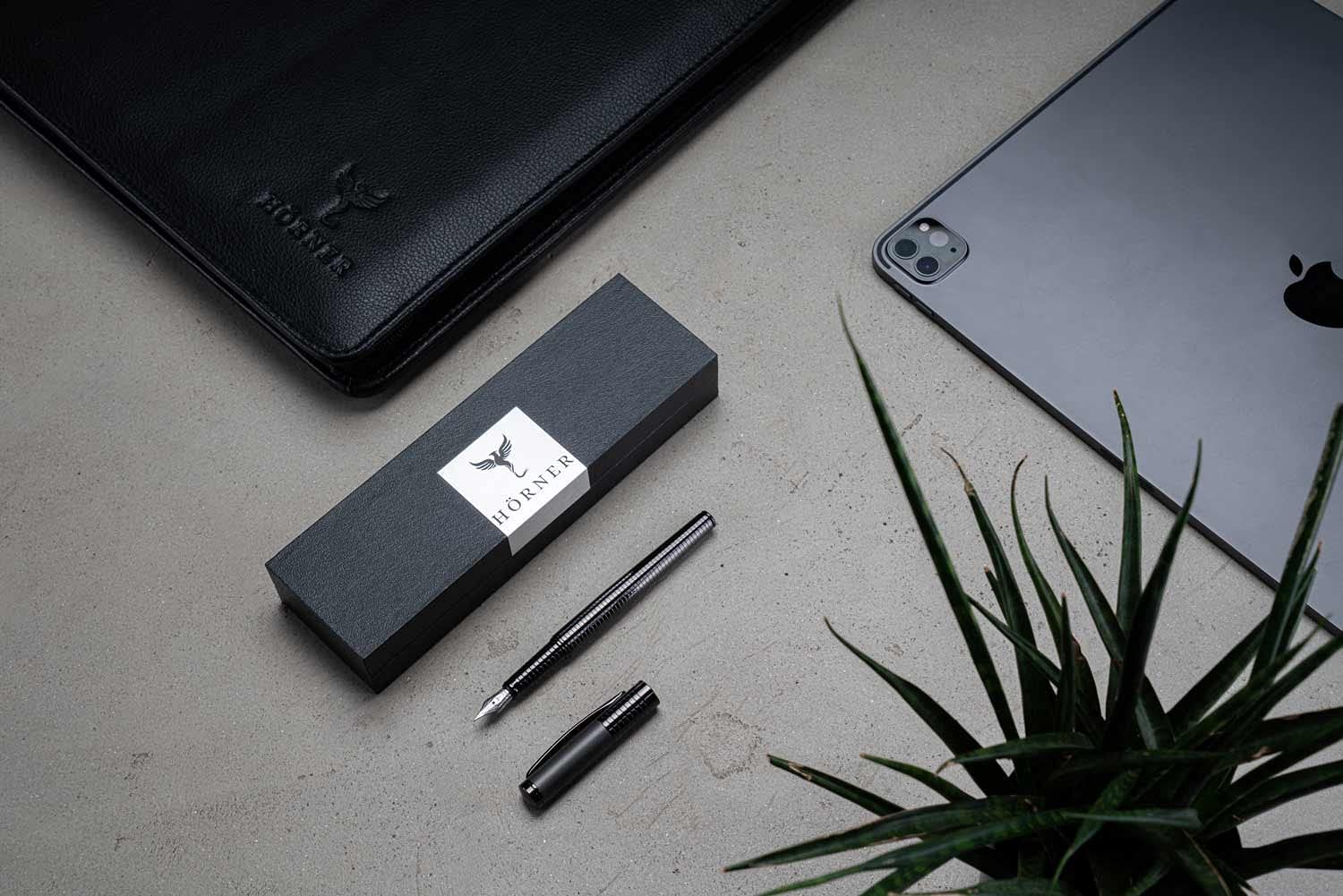 Hörner Fortress - Hochwertiger Füllfederhalter Metall I Premium Geschenkbox I Tinte in Schwarz I Luxus Design I Edel Feder Made in Germany I Attraktiver Stift für Herren und Damen