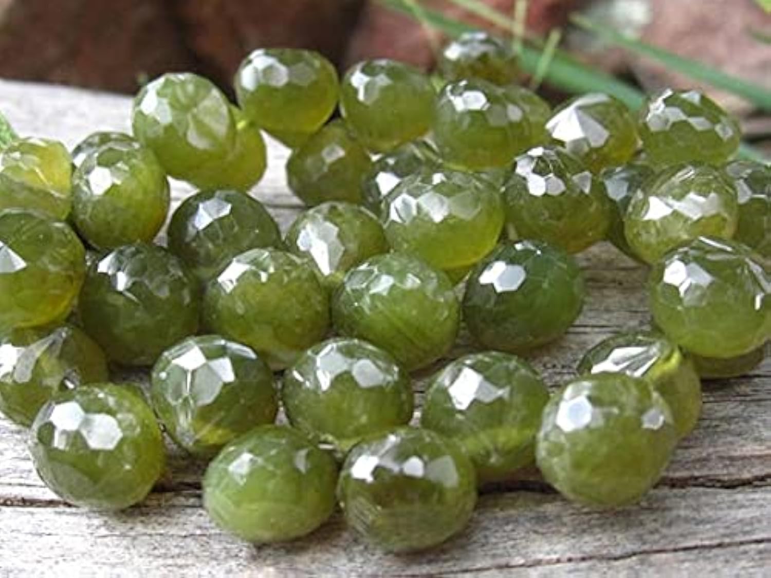 Briolettes en vésuvianite 8mm pour composer vos bijoux d'été texturés et lumineux