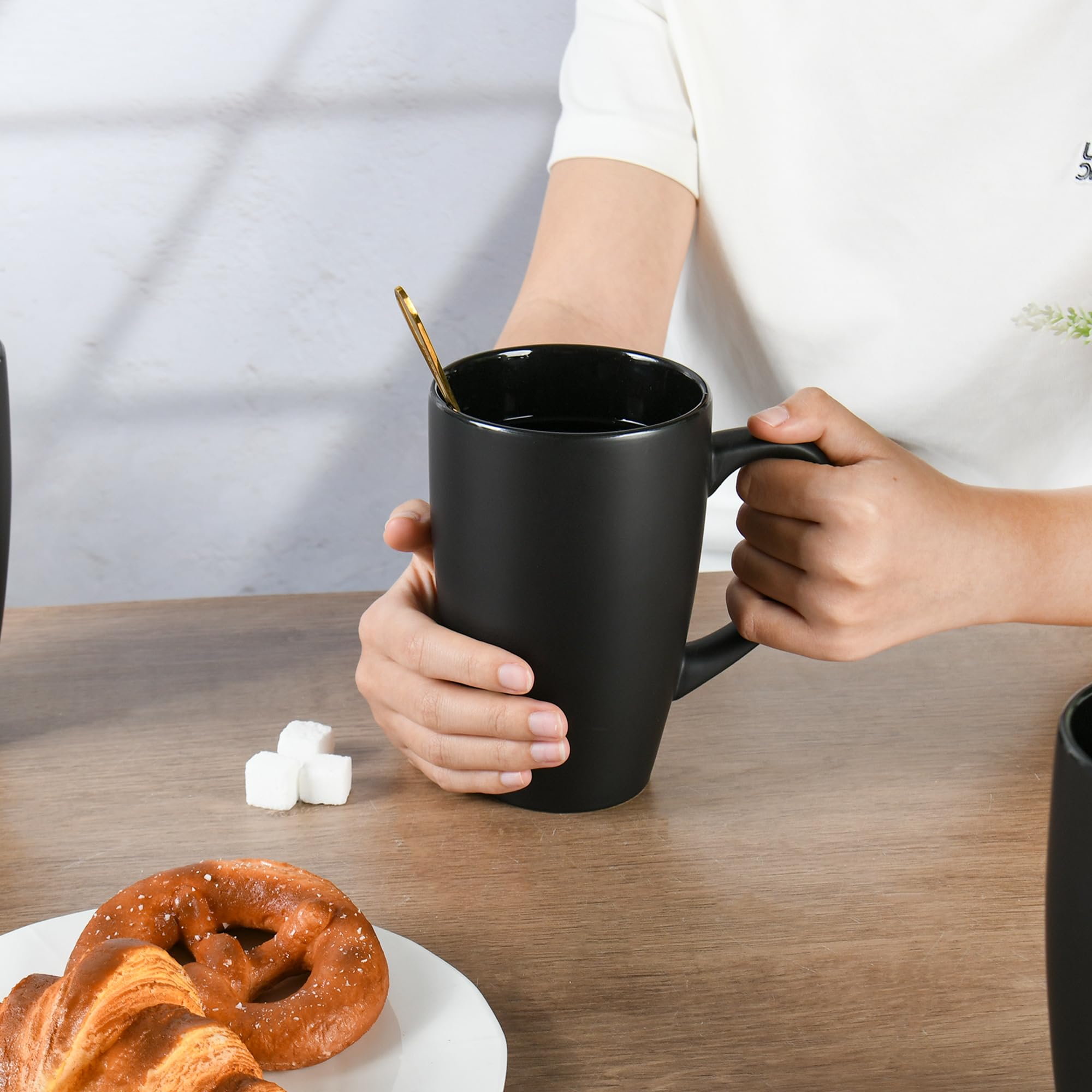 BYCNZB Juego de 4 tazas de café altas de cerámica extra grandes de 20 onzas para café, té, cacao caliente, aptas para lavavajillas y microondas (negro mate)