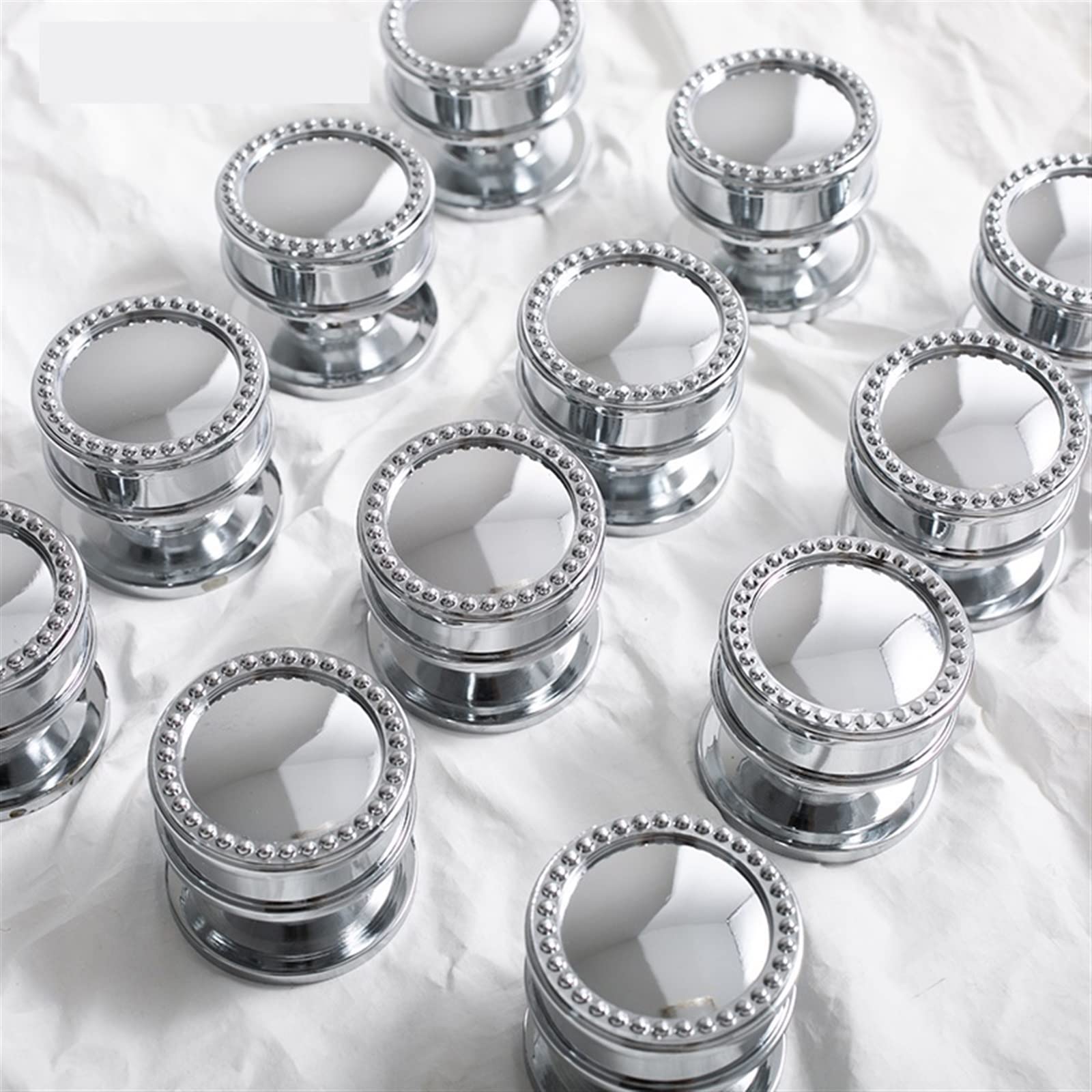 Poignées porte et cuisine avec ce bouton en laiton chrome chic
