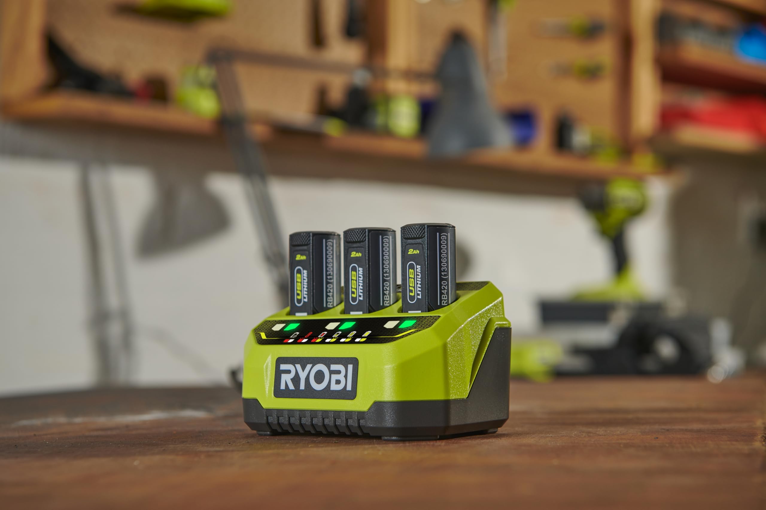 Ryobi Caricabatterie Originale USB Lithium 4V a 3 Porte Sequenziali, Ricarica Batterie 4V, Indicatori LED Stato Carica, Compatibile con Gamma Ryobi USB Lithium, RC43P