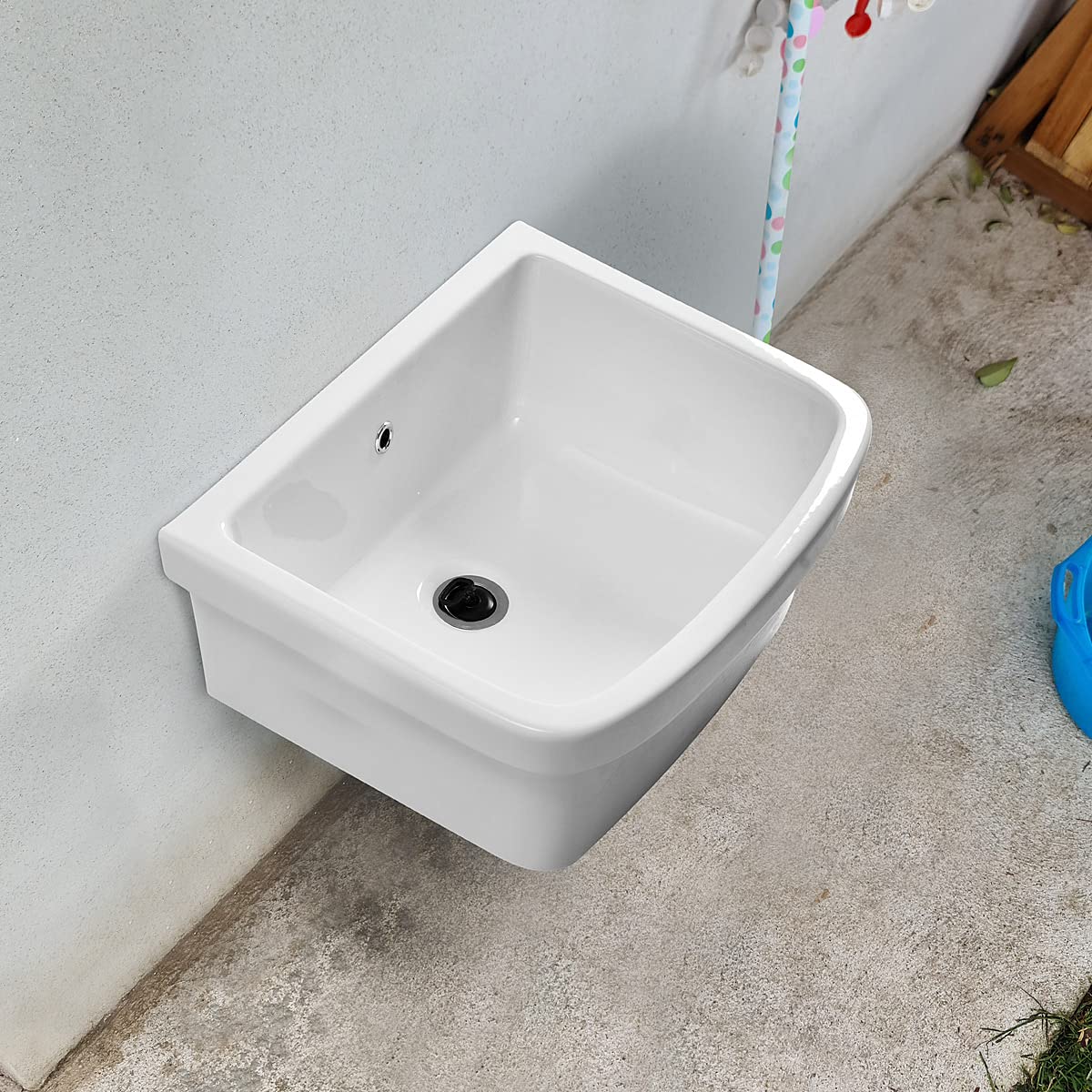 Lavabo de cerámica de 60 x 45 cm. Instalación en soportes de pared o soporte sobre encimera o mueble para interior y exterior, resistente a los ácidos y a la intemperie.