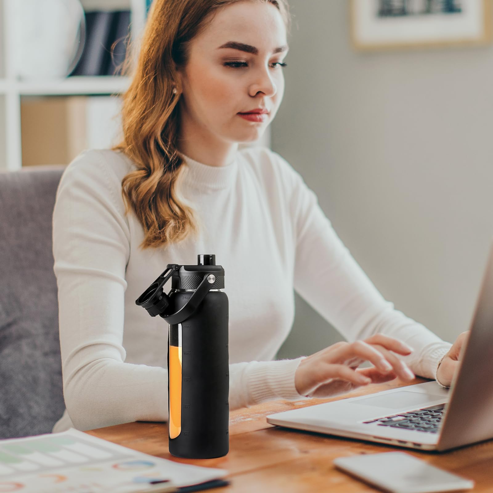 BLUEGO Borraccia Vetro 700ml con 2 Coperchi e Cannuccia, Sportiva Bottiglia d'Acqua con Custodia in Silicone e Indicatori di Tempo, Senza BPA, Nero