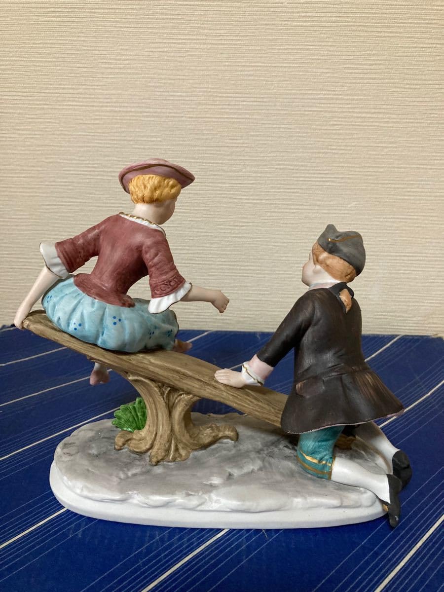 陶器人形 シーソーを楽しむ男の子と女の子 置物