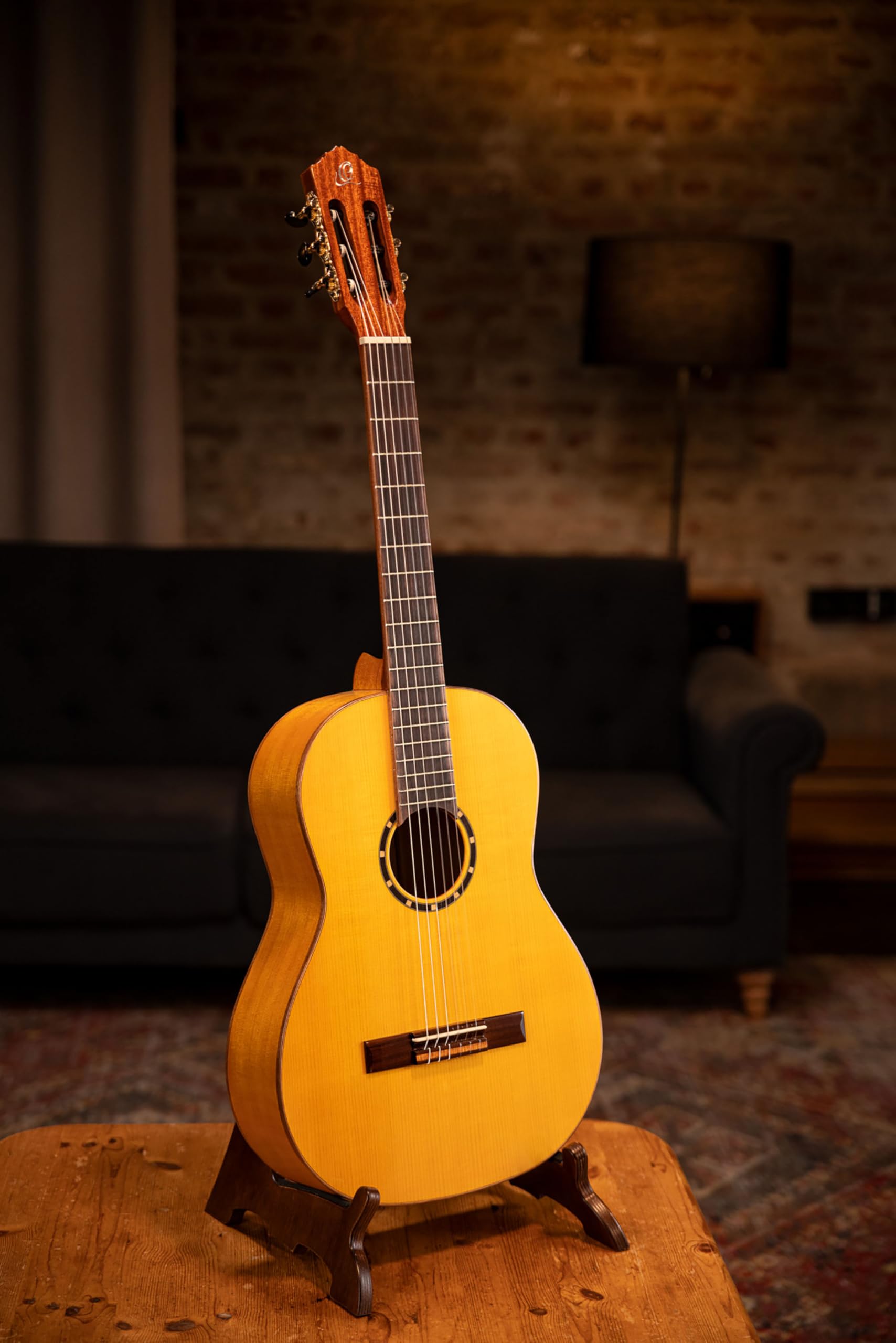 Ortega Guitars Family Series Pro - Guitarra de concierto flamenco 4/4 (pícea y ciprés, acabado brillante, incluye funda R170F)