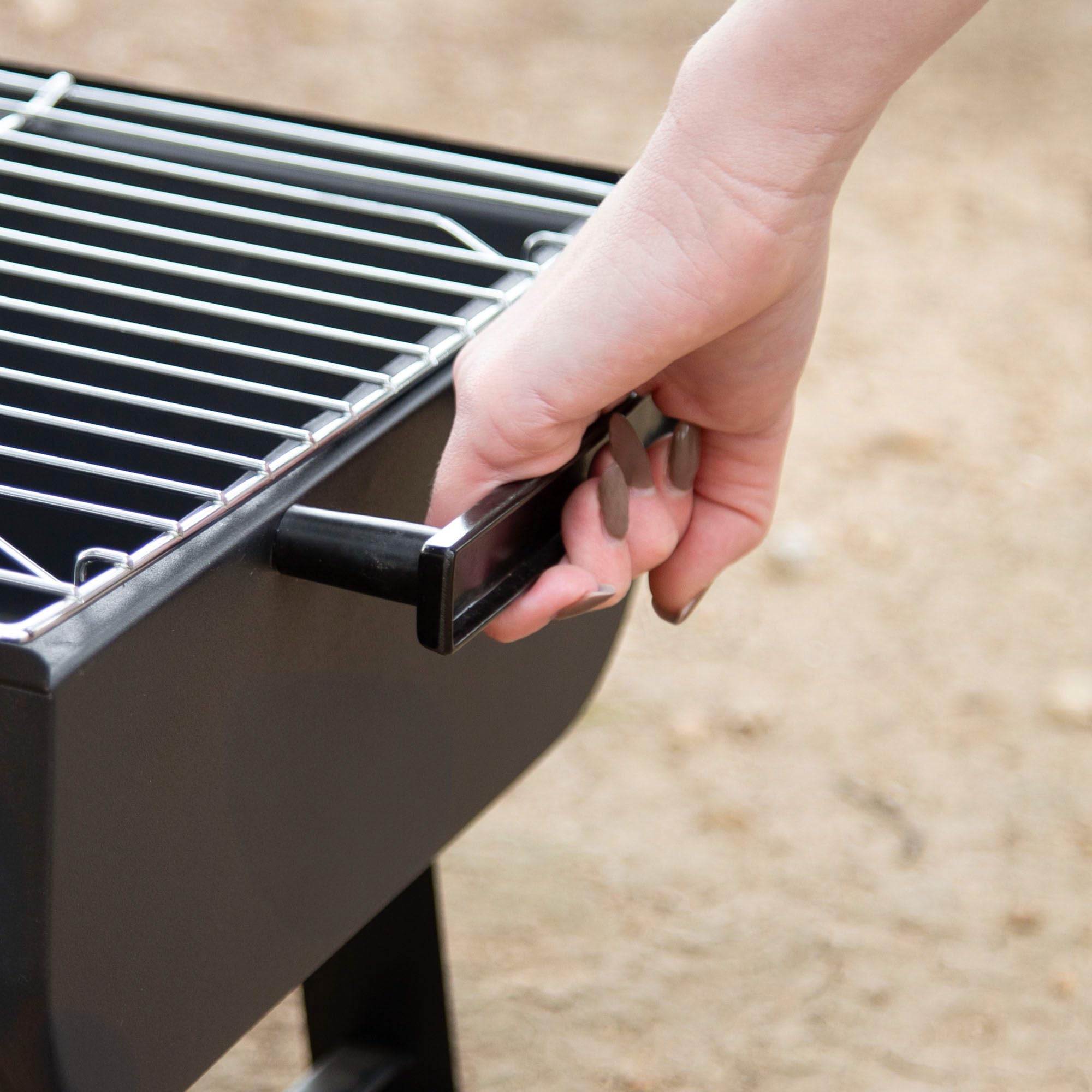 AKTIVE 63168 przenośny grill na węgiel drzewny, stalowy, 45 x 30 x 25 cm, z bocznymi uchwytami i grillem ze stali nierdzewnej, optymalny na kemping