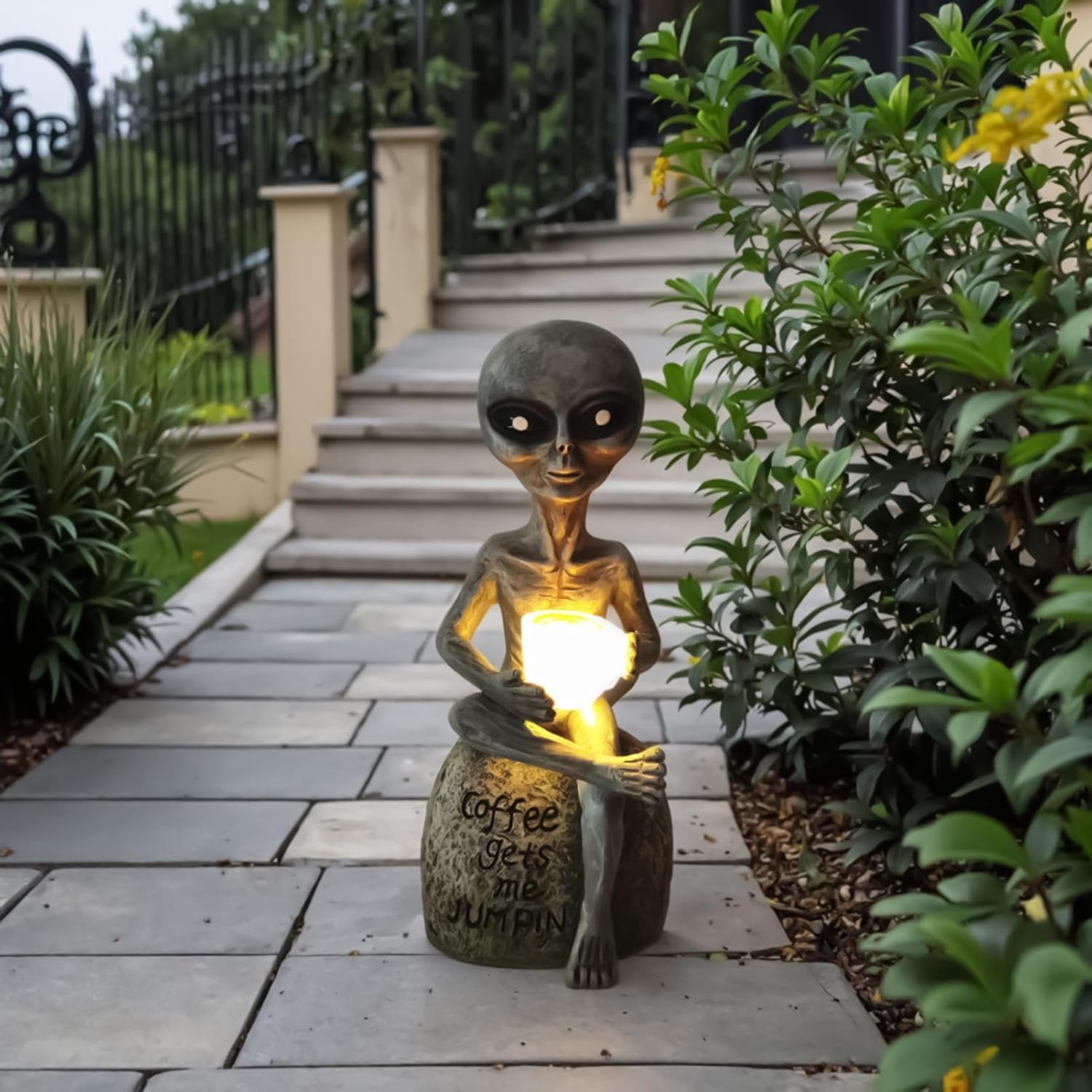 Solar Alien Statue - Small Resin Figurine, Sci Fi Collectible Garden Ornament, Solar Light Powered Design, Sturdy Outdoor Decoration, Rare Patio Lawn Display, Halloween Haunted Balcony 13x11.5x29.5cm
