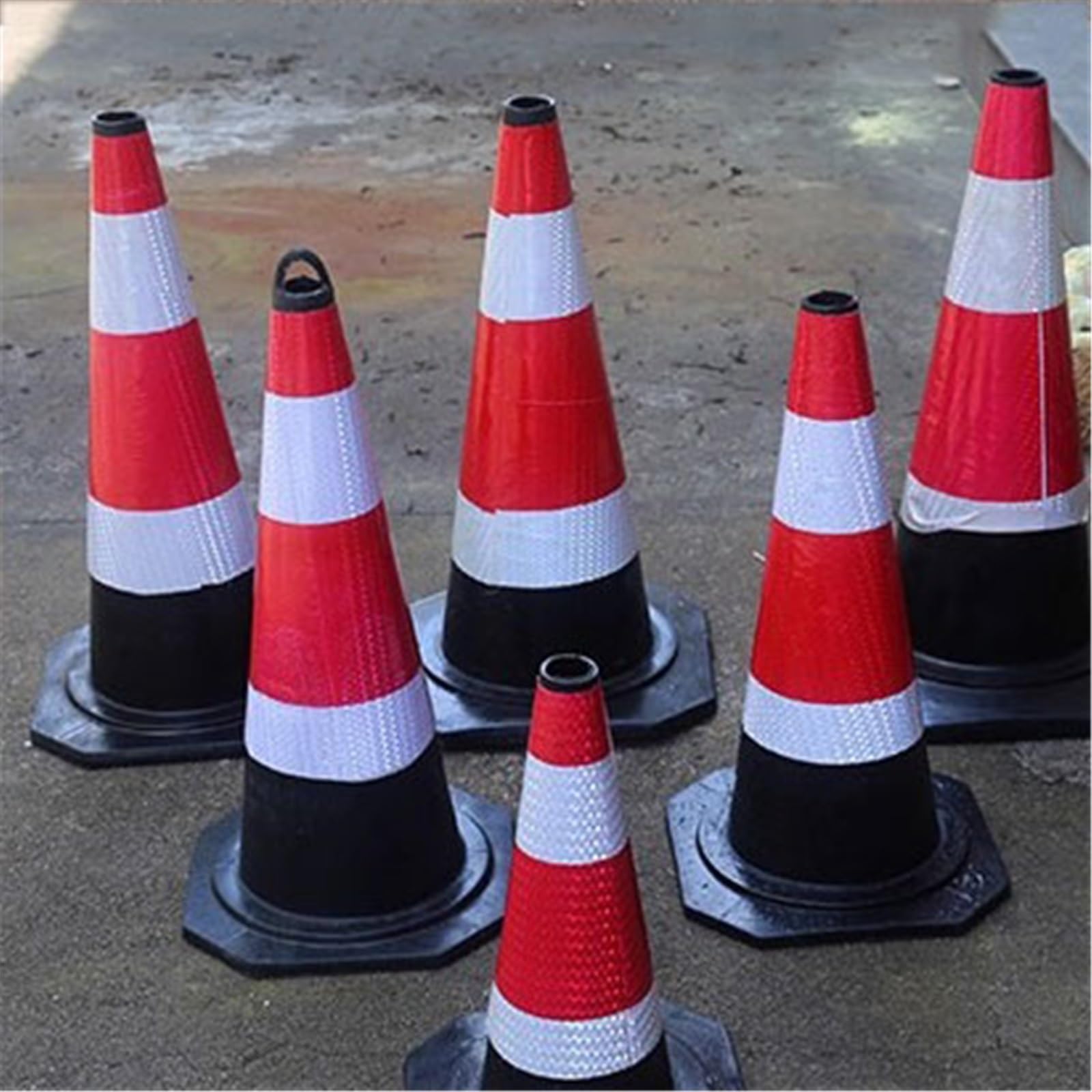 Cône de signalisation portable, résistant, Lot de 5 cônes de signalisation routière avec collerette réfléchissante et base lestée, 45 x 45 x 90 cm