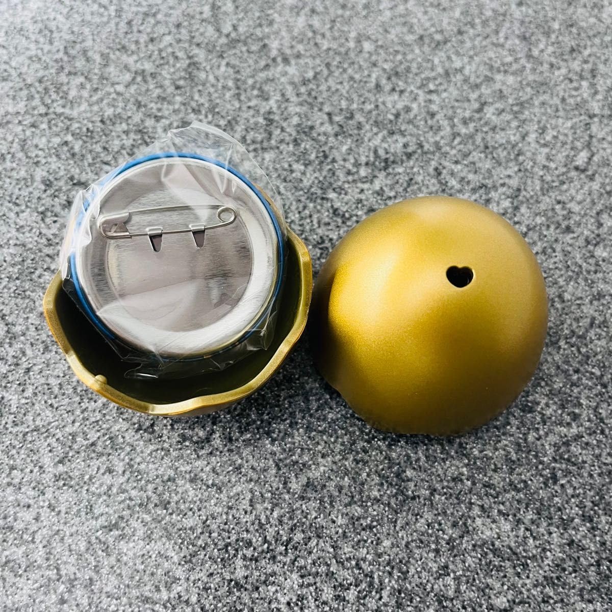 Amazon | モンスターストライク 金の卵カプセル缶バッジ 限定品 金運