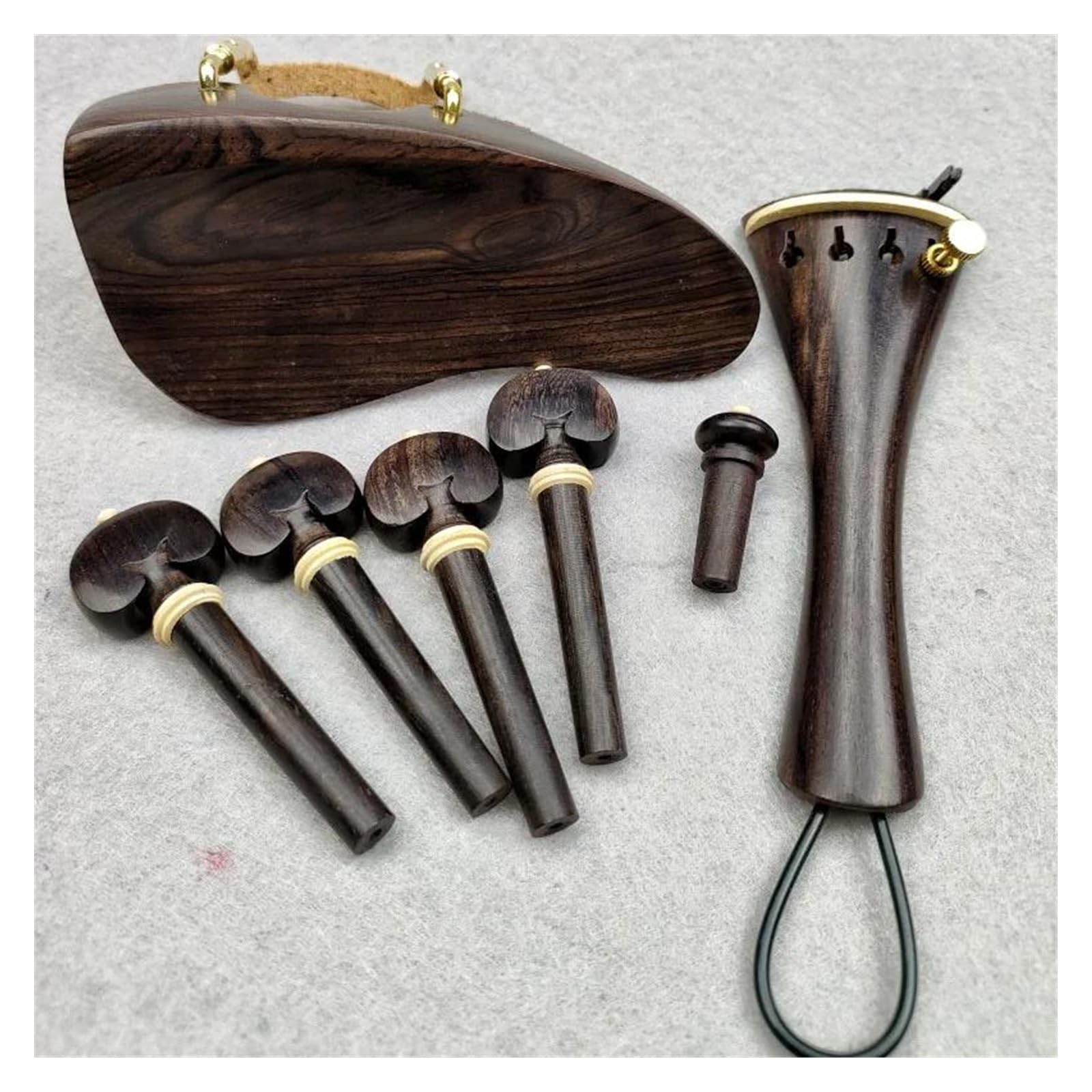 Accessori per violino Un set di accessori per violino misura 4/4 inclusi mentoniera e cordiera