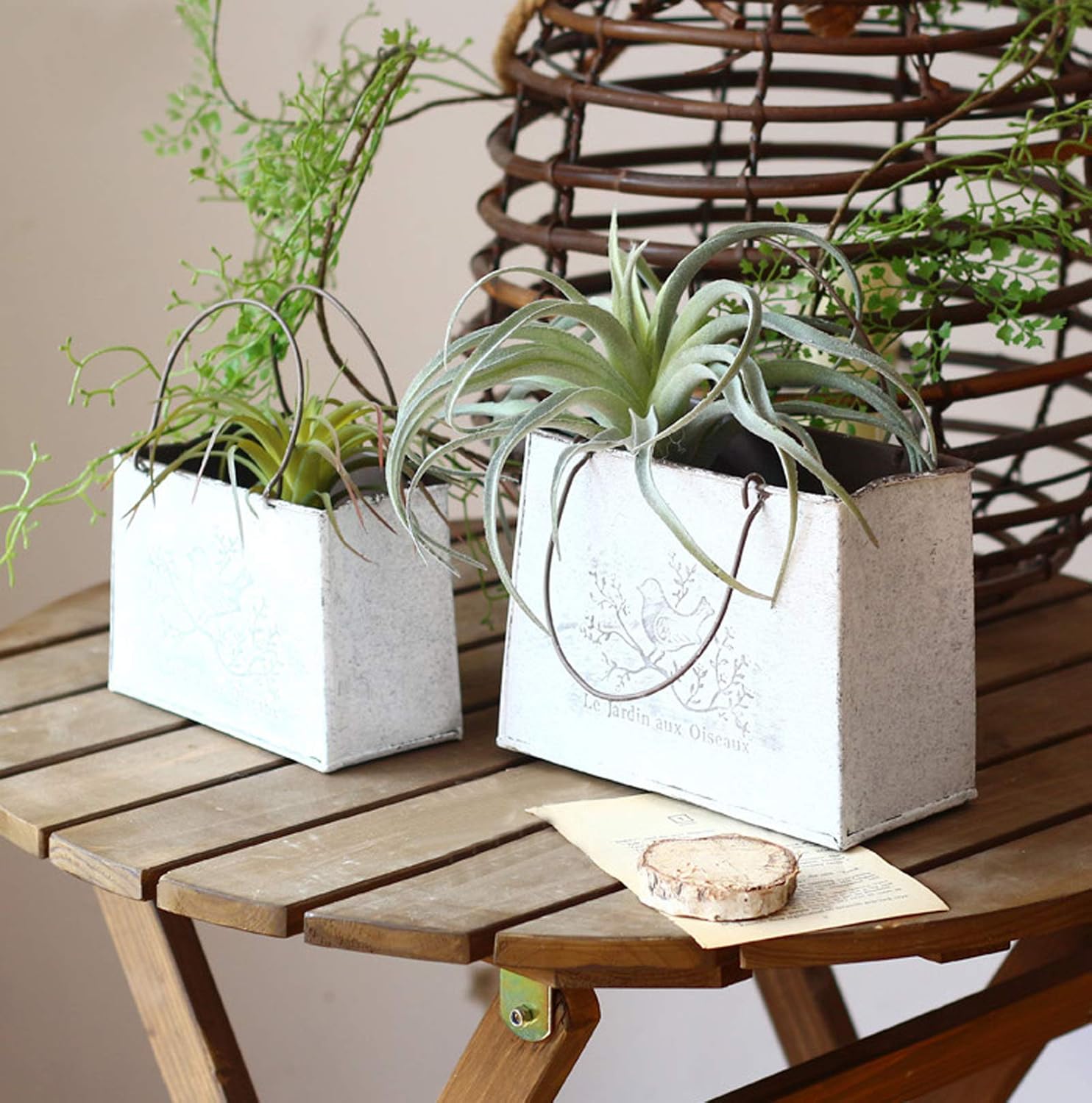 RISEON Set of 2 Vintage Rustic White Galvanized Metal Wall Pocket Planter,Flat Bucket Metal Flower Vase with Handle Country Farmhouse Decor Flower Holder Pot for Home Indoor Outdoor Garden