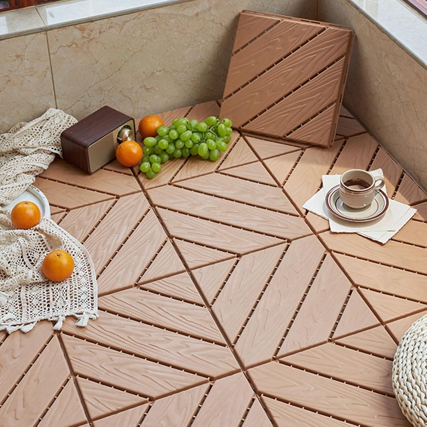 Tuiles de terrasse en plastique pour rénover un sol extérieur abîmé