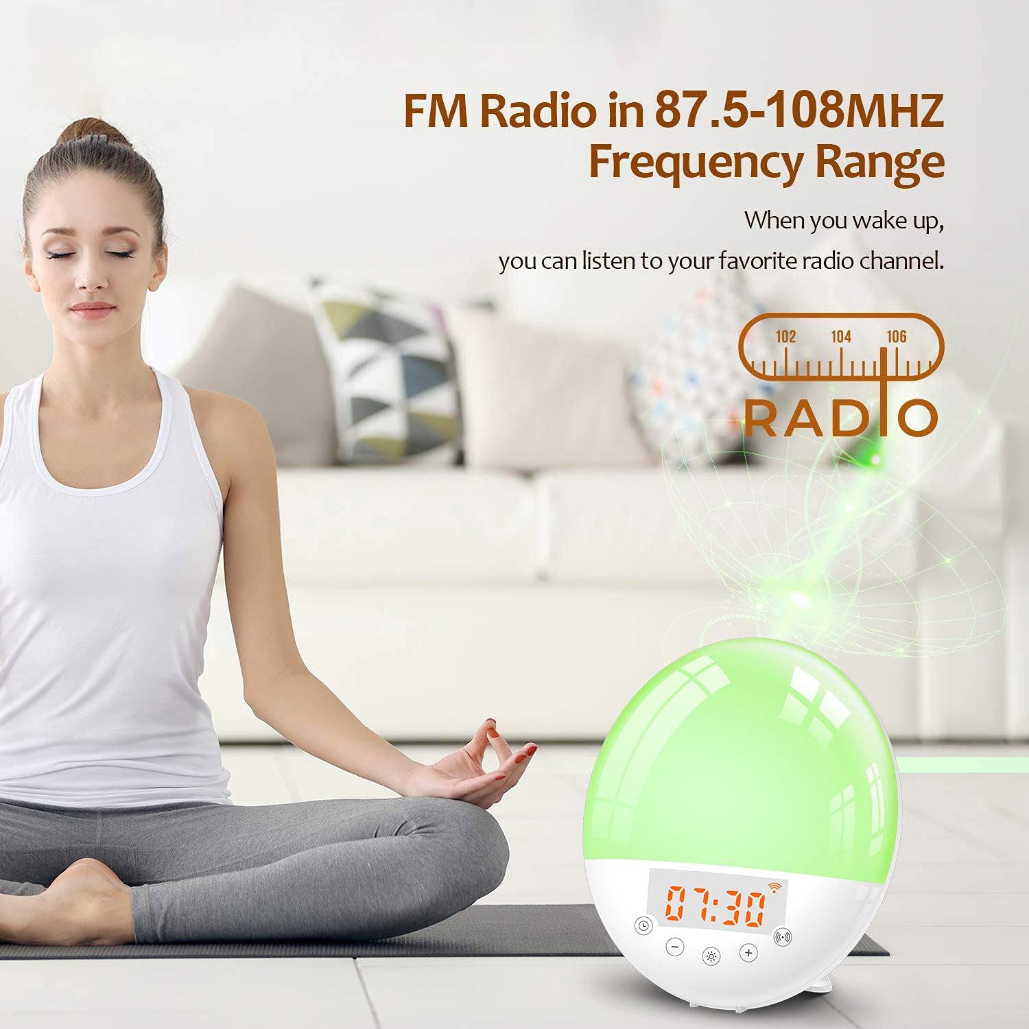 Sunrise budzik z funkcją Smart Wake Up Light Work, cyfrowy budzik z symulacją wschodu słońca, funkcja drzemki / radio FM, 7 dźwięków naturalnych i 4 alarmy dla dorosłych i dzieci (7 kolorów)