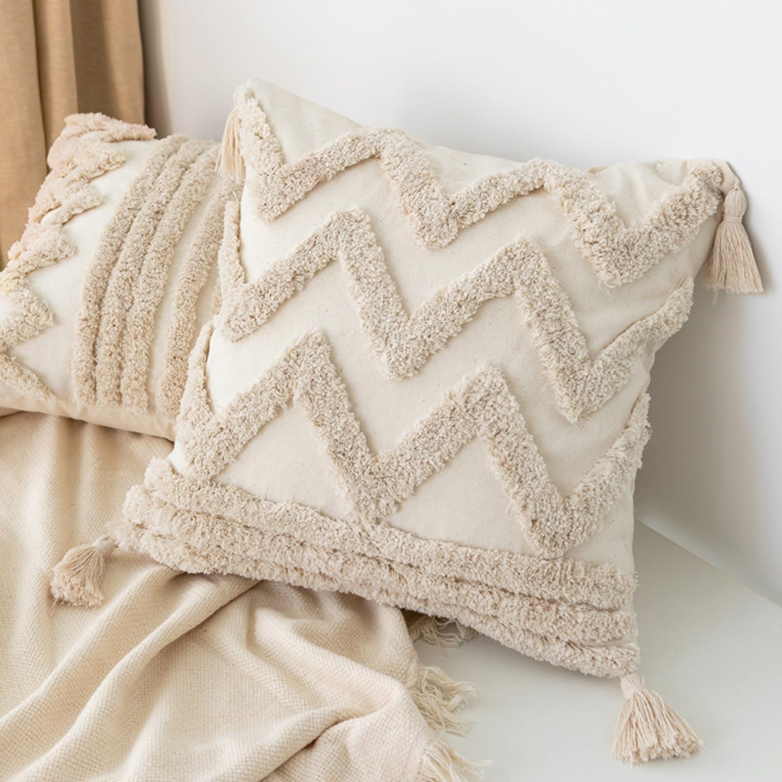 Housse de coussin bleu et beige pour sublimer le canapé de votre salon