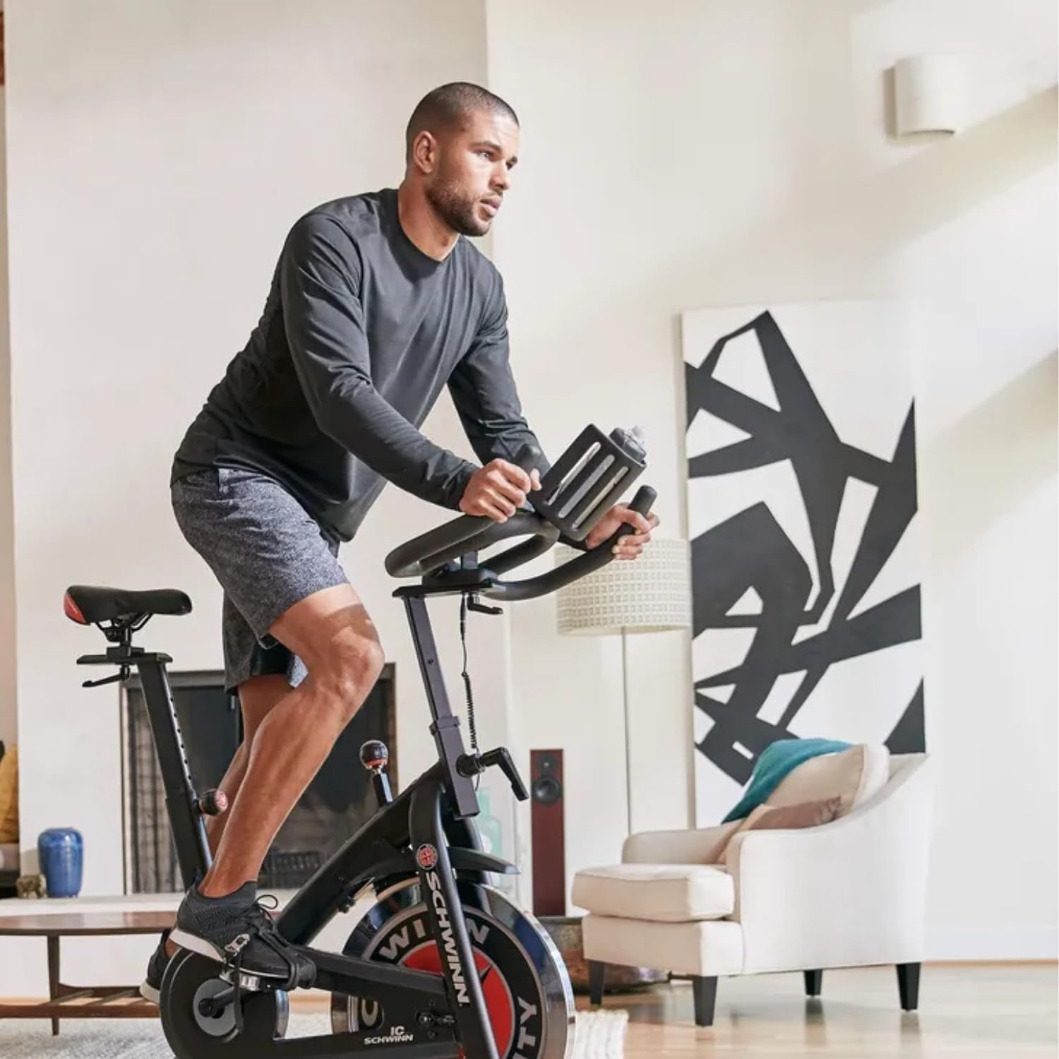 Schwinn Fitness 700IC Indoor Cycling Bike – 18 kg Schwungrad, leiser Riemenantrieb, verstellbarer Sitz und Lenker, SPD Pedale, Tablet Halter – Studioqualität für zuhause