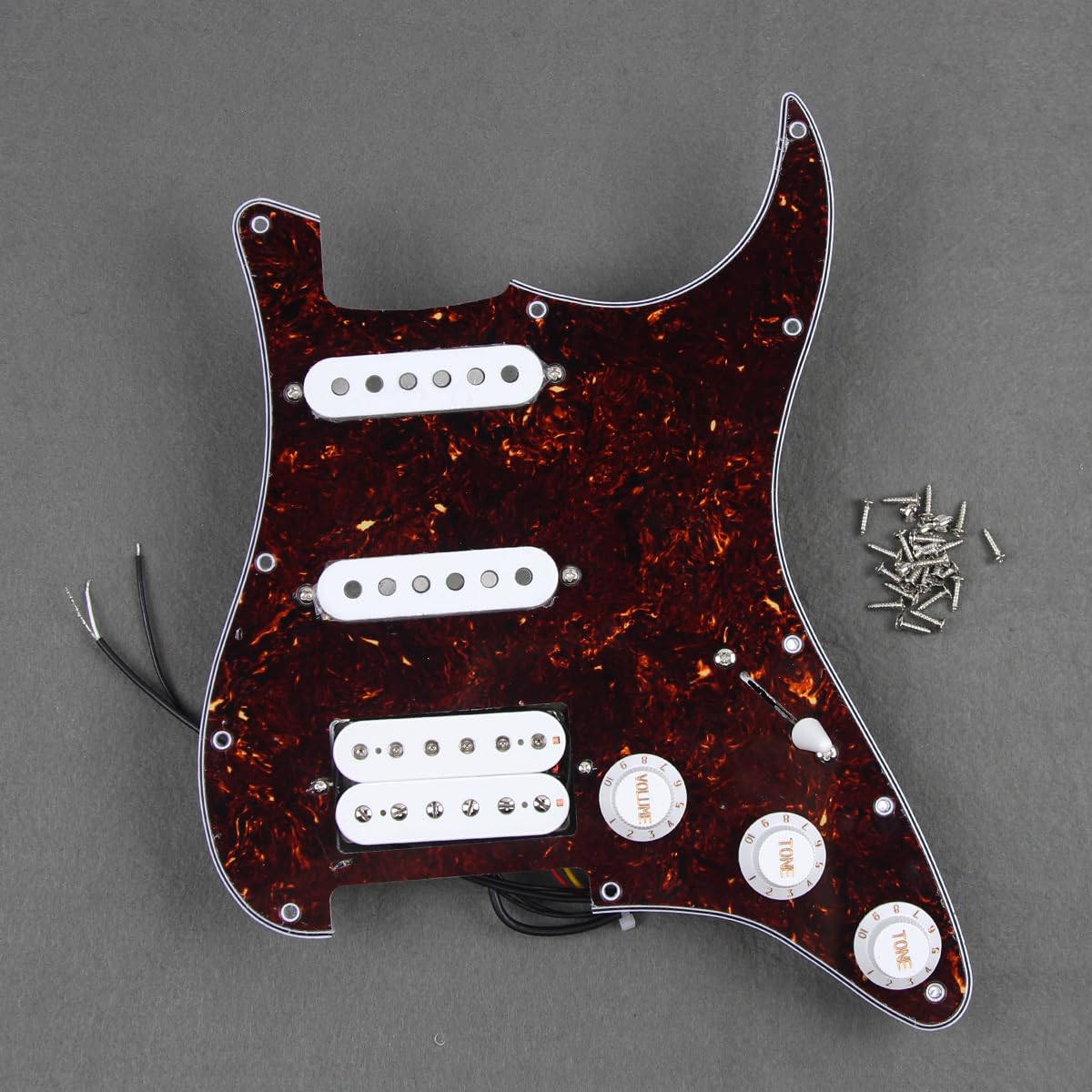 FLEOR Ensemble de pickguard précâblé chargé Alnico V Humbucker à double rail SSH pour ST Remplacement de guitare électrique Tortue brune