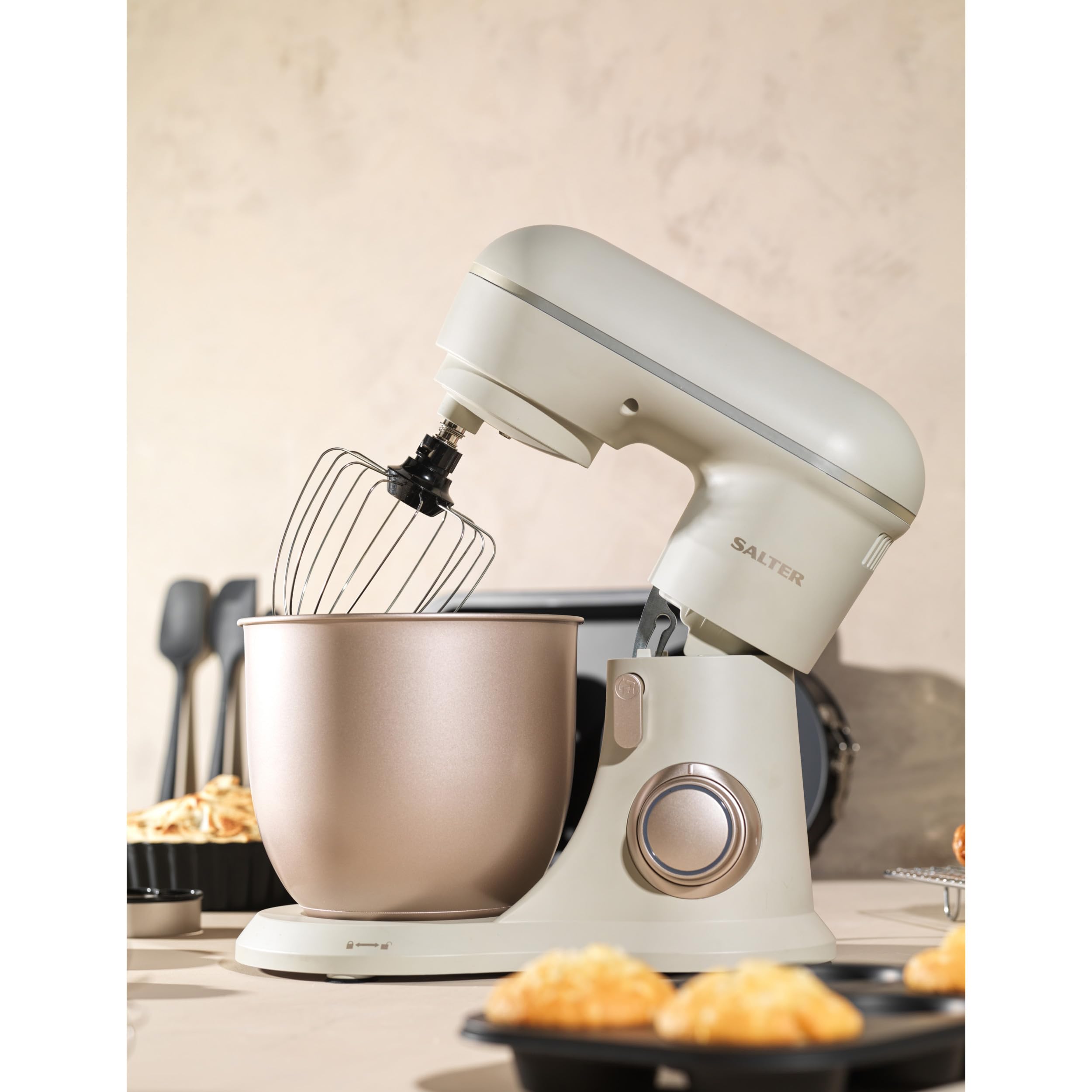 Salter EK5511SBOVDE Elektrische Standmixer - Rührer mit 4 Liter Rührschüssel, 10 Geschwindigkeitseinstellungen mit Pulse-Funktion, Abnehmbar Spritzschutz, Rührbesen, Teigknete- und Rühraufsatz, 1300W
