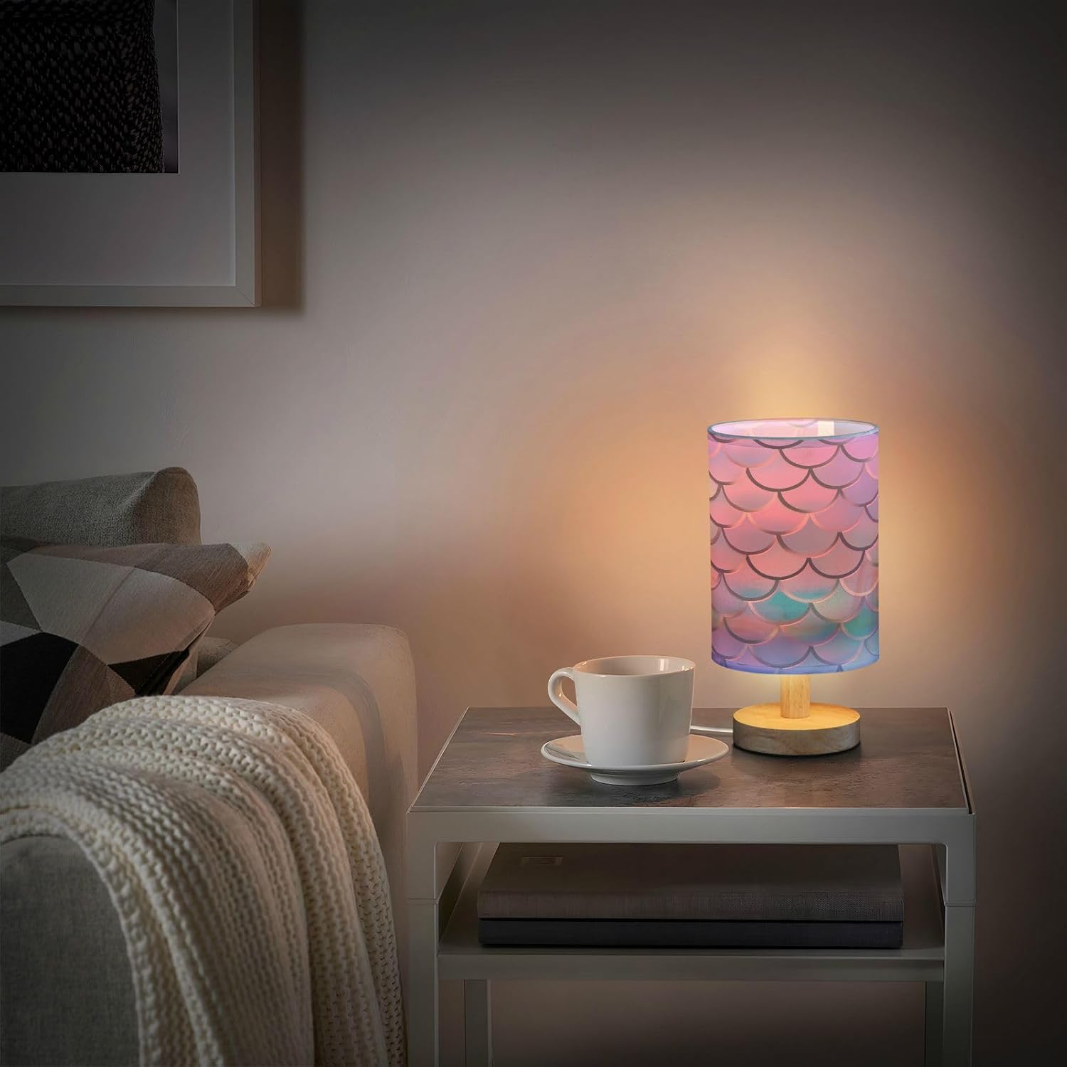 YETTASBIN Mermaid Scale Bedside Table Lamp, Small LED Desk Light USB Nightstand Lamp with Non Slip Wood Base & Eye-Friendily Lampshade for Living Room Bedroom Dorm Home Office Desk Decor