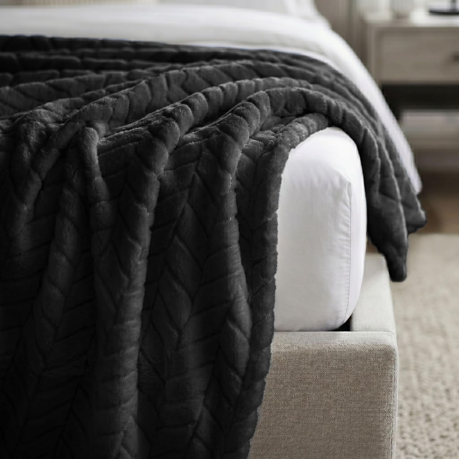 Superior Hope Herringbone Fluffy Fleece Blanket, Soft Plush Embossed Chevron Throw for Couch, Bed and Living Room Decor, Bedroom Essentials, Cozy Lightweight All Season Cover, Twin Size, Black