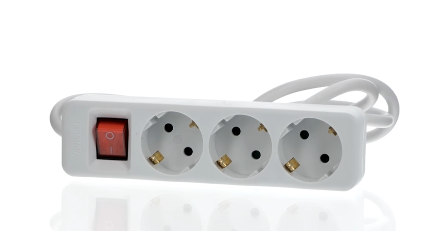 FAMATEL Ecosockets, 3 stopcontacten, met aan-uitschakelaar, 1,5 meter, tot 3680 W, kinderbeveiliging, uitlijning van de stopcontacten op 45 graden, voorkomt verborgen verbruik, wit