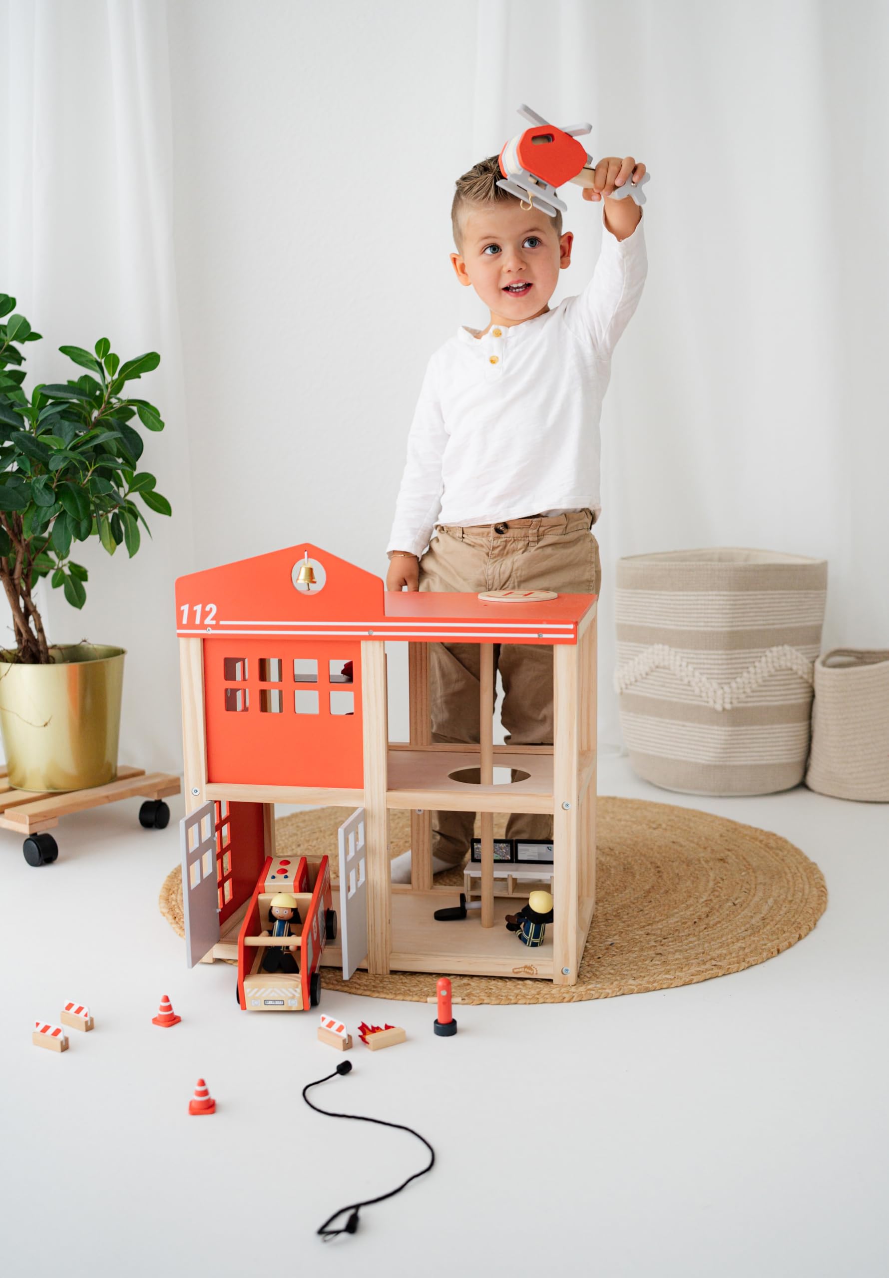 small foot Duża remiza strażacka z akcesoriami, szczegółowy drewniany zestaw do zabawy, światło i dźwięk, bogate wyposażenie, dla dzieci od 3 lat 12703
