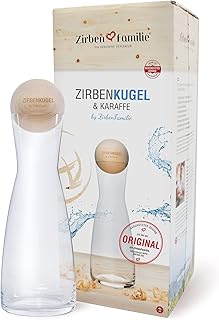 Zirben Familie® das Original ZirbenKugel Set inkl. Wasserkaraffe | Verleiht dem Wasser eine besondere Note | 1 Liter SPIEGELAU Karaffe aus Kristallglas mit Deckel aus ZirbenHolz | Zirbenkugel Edition