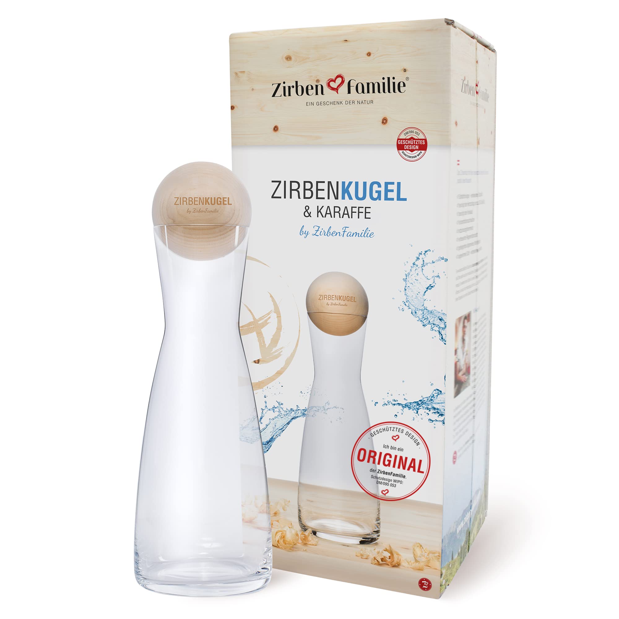 Zirben Familie® das Original ZirbenKugel Set inkl. Wasserkaraffe | Verleiht dem Wasser eine besondere Note | 1 Liter SPIEGELAU Karaffe aus Kristallglas mit Deckel aus ZirbenHolz | Zirbenkugel Edition