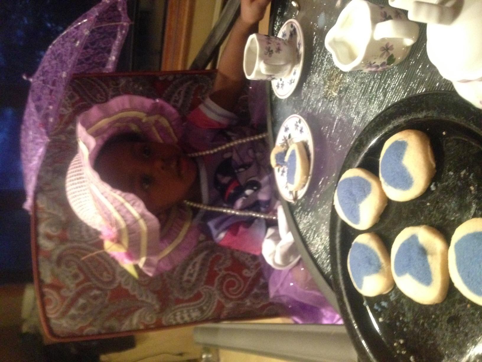 Delton Products Dollies Tea Set in Basket, Purple/Violet