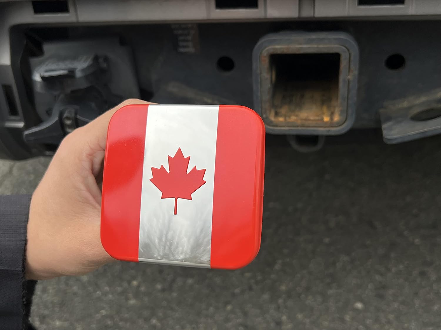 eVerHITCH Canada Metal Flag Hitch Cover Plug (Fits 2" Receiver, Red