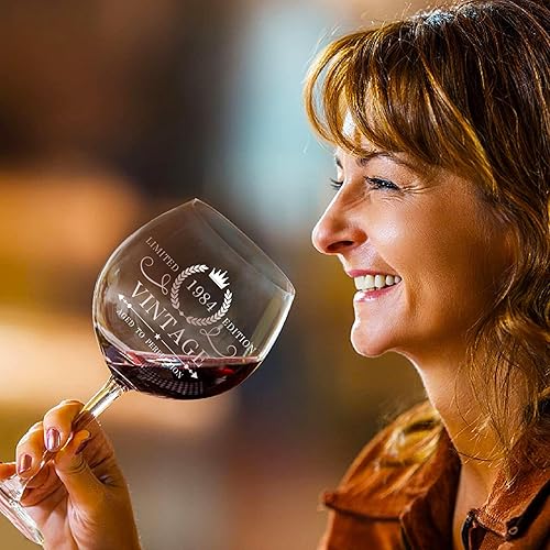 Miniatura 3 de Sllyfo Regalos de 40 cumpleaños para mujer, copa de vino impresa vintage de 1984 de 22 onzas, divertida idea de regalos de cumpleaños de 40 años