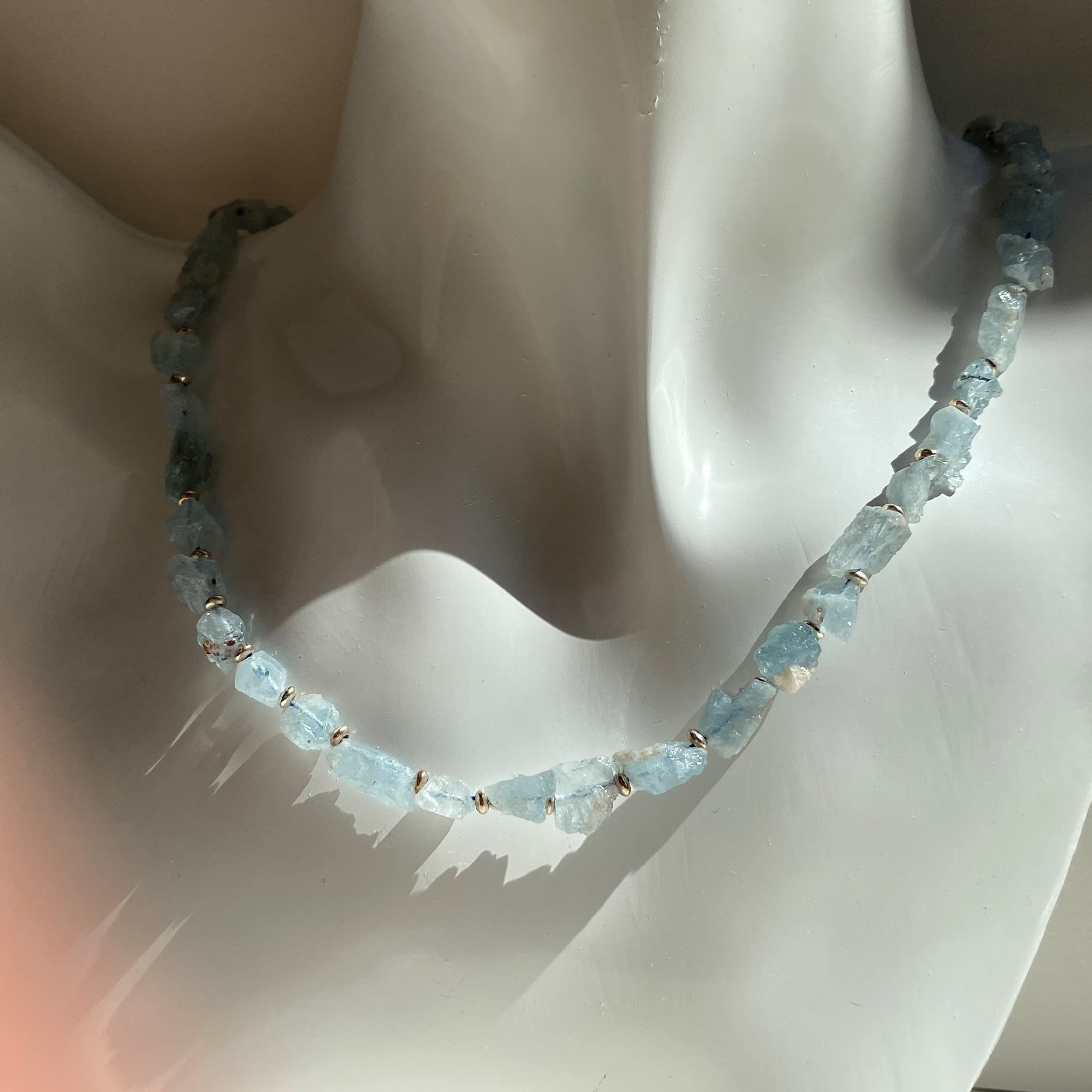Aquamarin Rohstein Halskette mit Silber Zwischenteilen – Naturstein Kette hellblau, handgemacht, Unikat Schmuck, Boho/Beach Style, Geschenk für sie