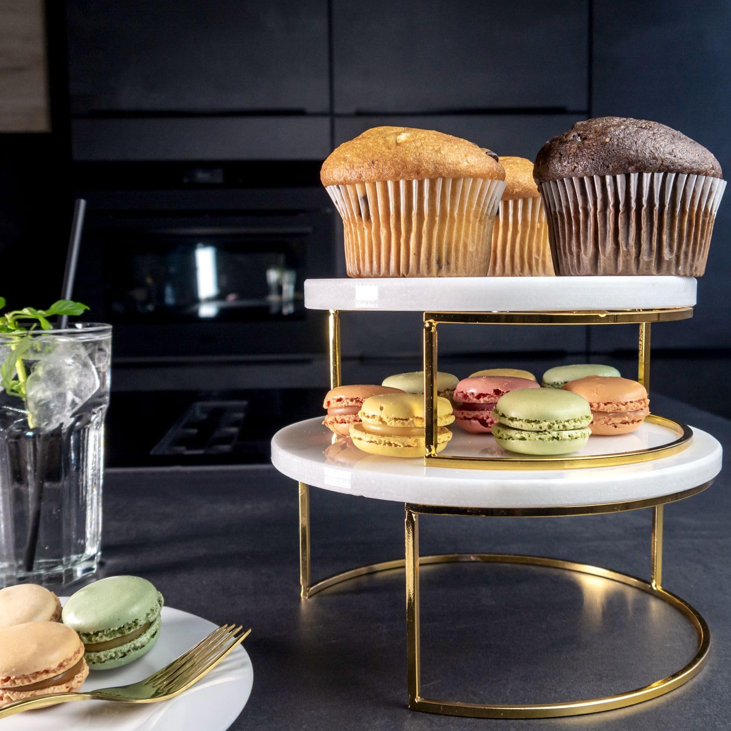 Intirilife 2x Plateau à gâteaux Présentoir à gâteaux avec or et marbre blanc - 17 x 8 cm - 20 x 12.5 cm - Plateau pour gâteaux Tarte ronde Plateau de service pour pâtisseries