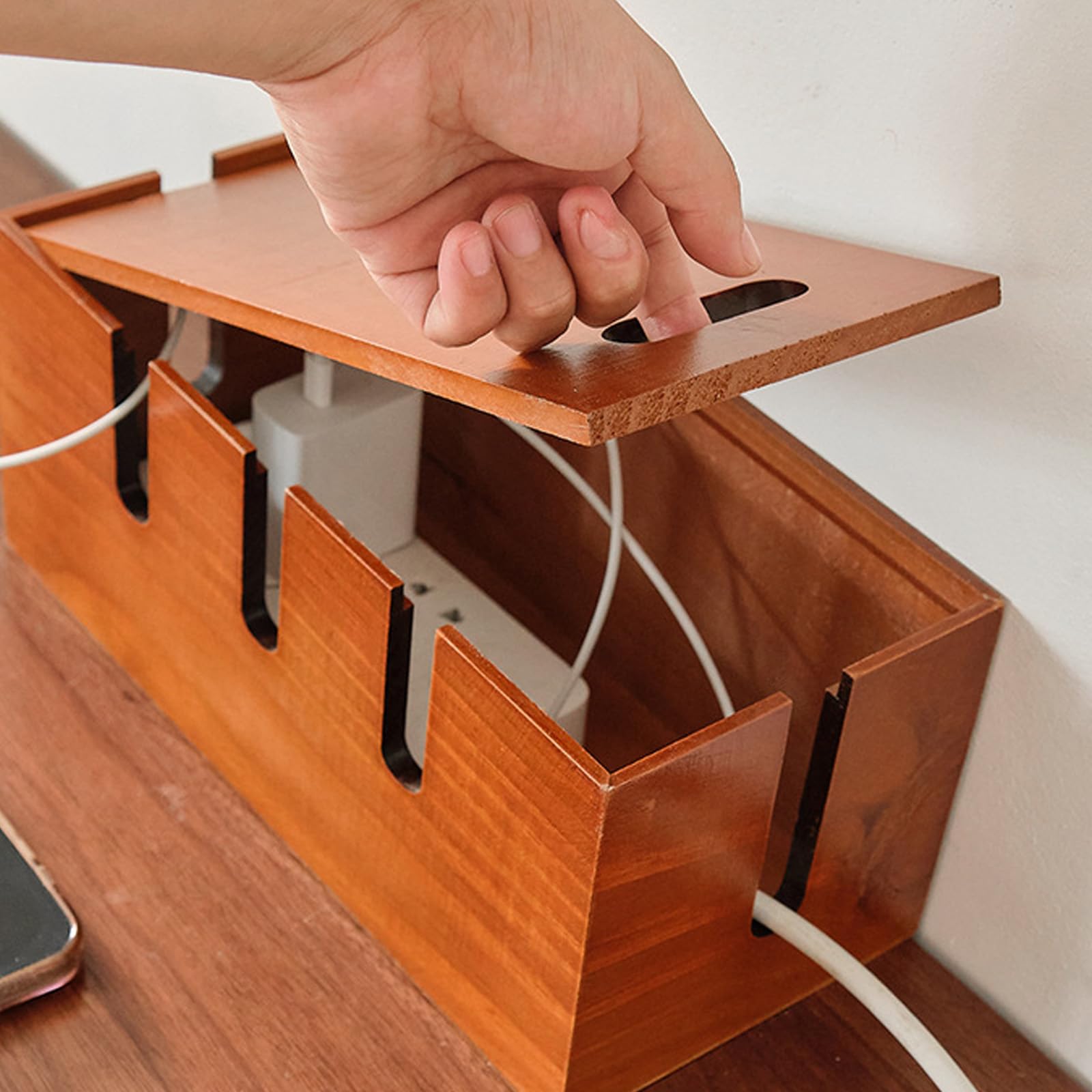 Caja de almacenamiento sostenible para cables hecha de madera dura con aberturas de ventilación para control de temperatura y planificador de cables amigable con la cubierta
