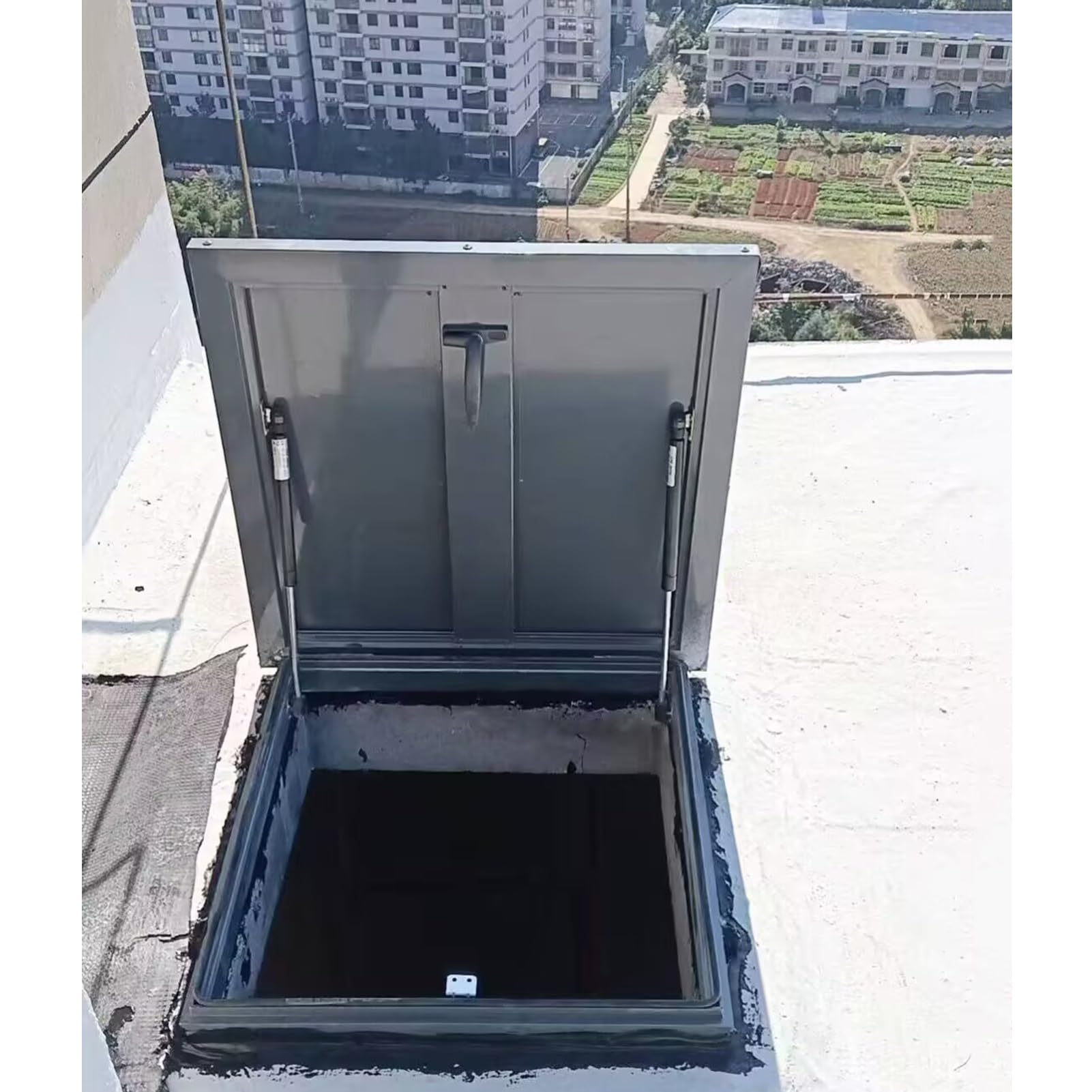 Komercyjny właz dostępowy, wytrzymały, odporny na deszcz, na dach, drzwi ewakuacyjne, osłona włazu, trwała metalowa pokrywa wylotowa (70 x 80 cm 27,6 x 31,5)