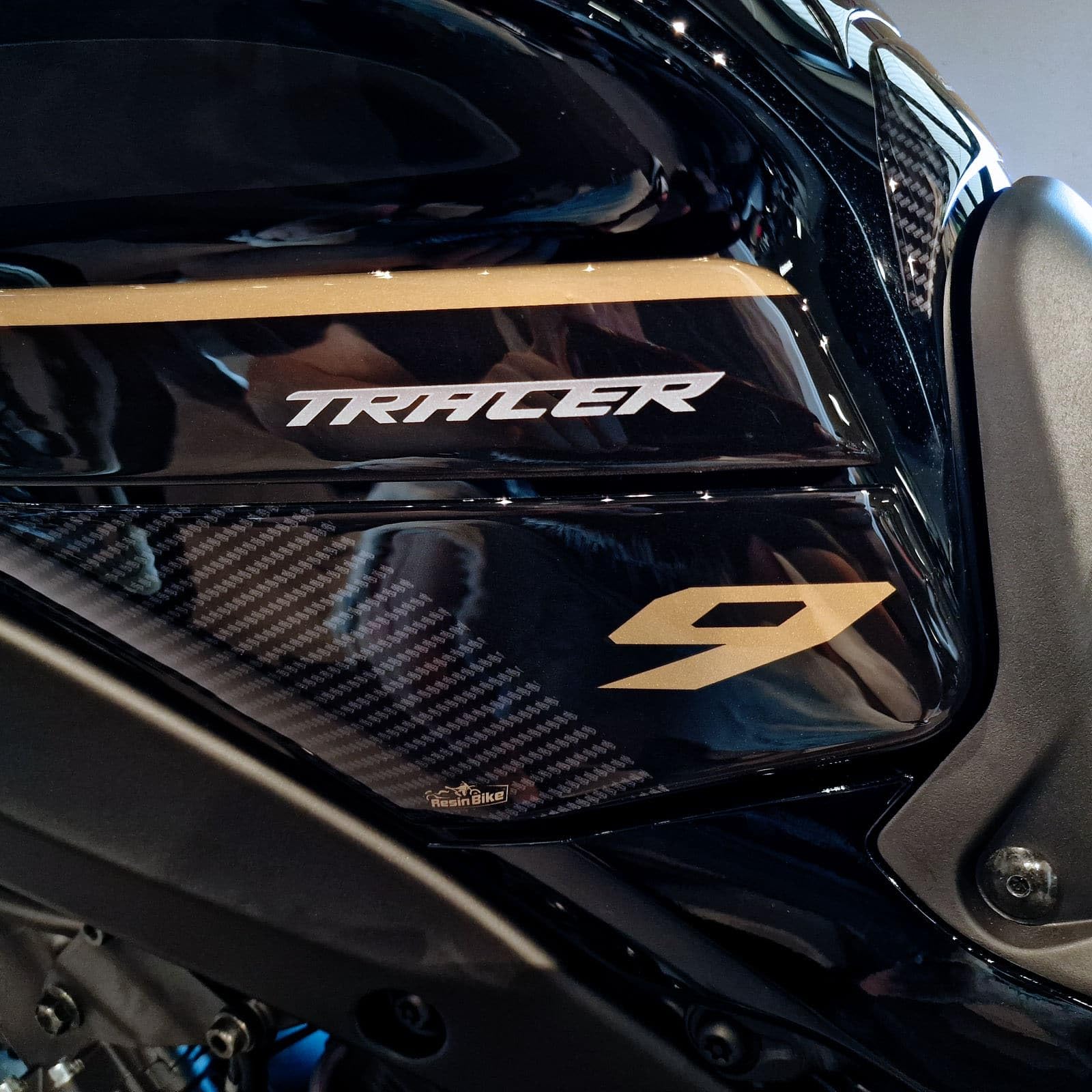 Resin Bike Aufkleber Motorrad Kompatibel Mit Yamaha Tracer 9 2021-2026. Schutz Seitenlichter Tank Motorrad. Aufkleber 3D mit Harz Beschichtet Gold für Midnight Black 2023