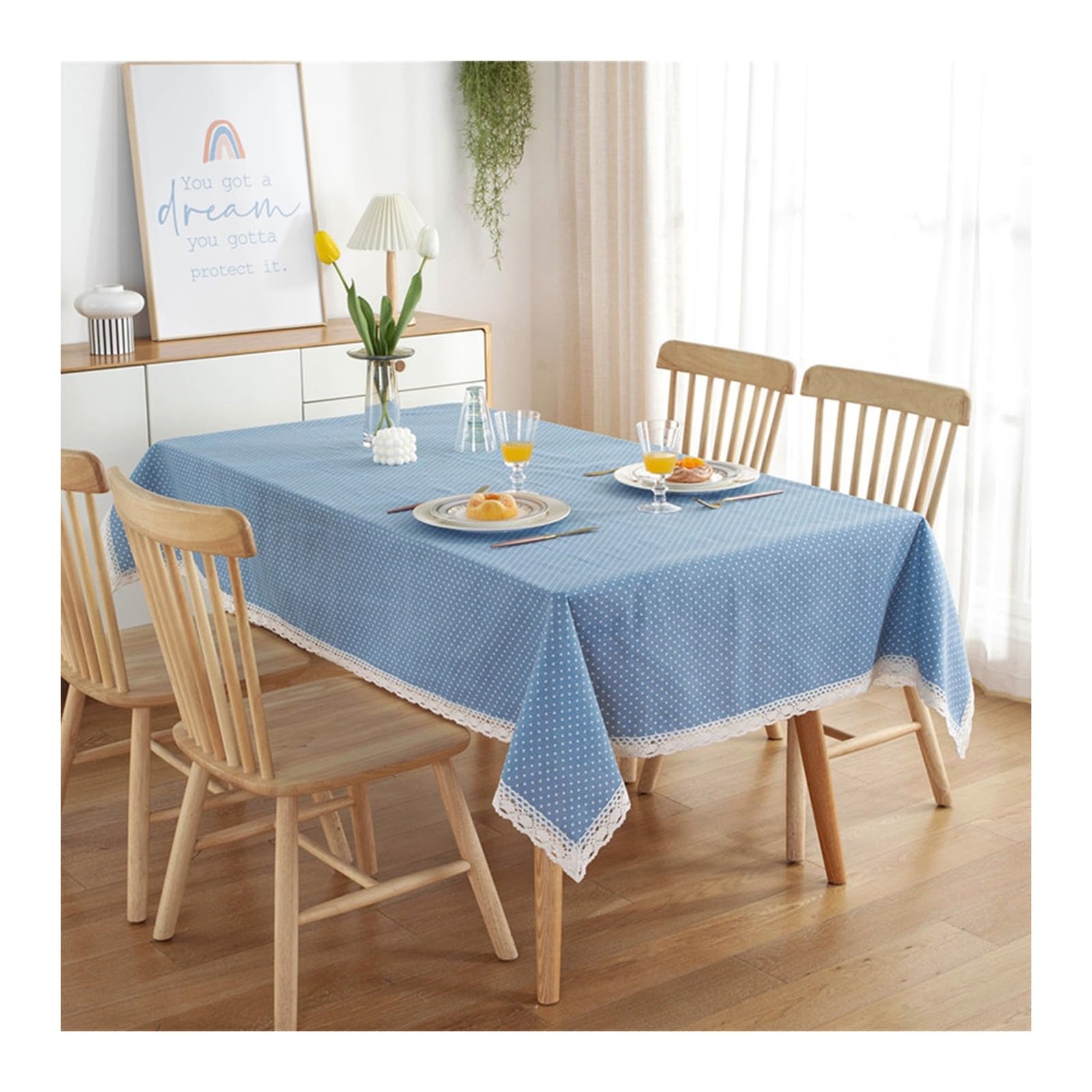 Nappe de table anti tache bleu à pois blancs 140x260 en coton avec finition dentelle