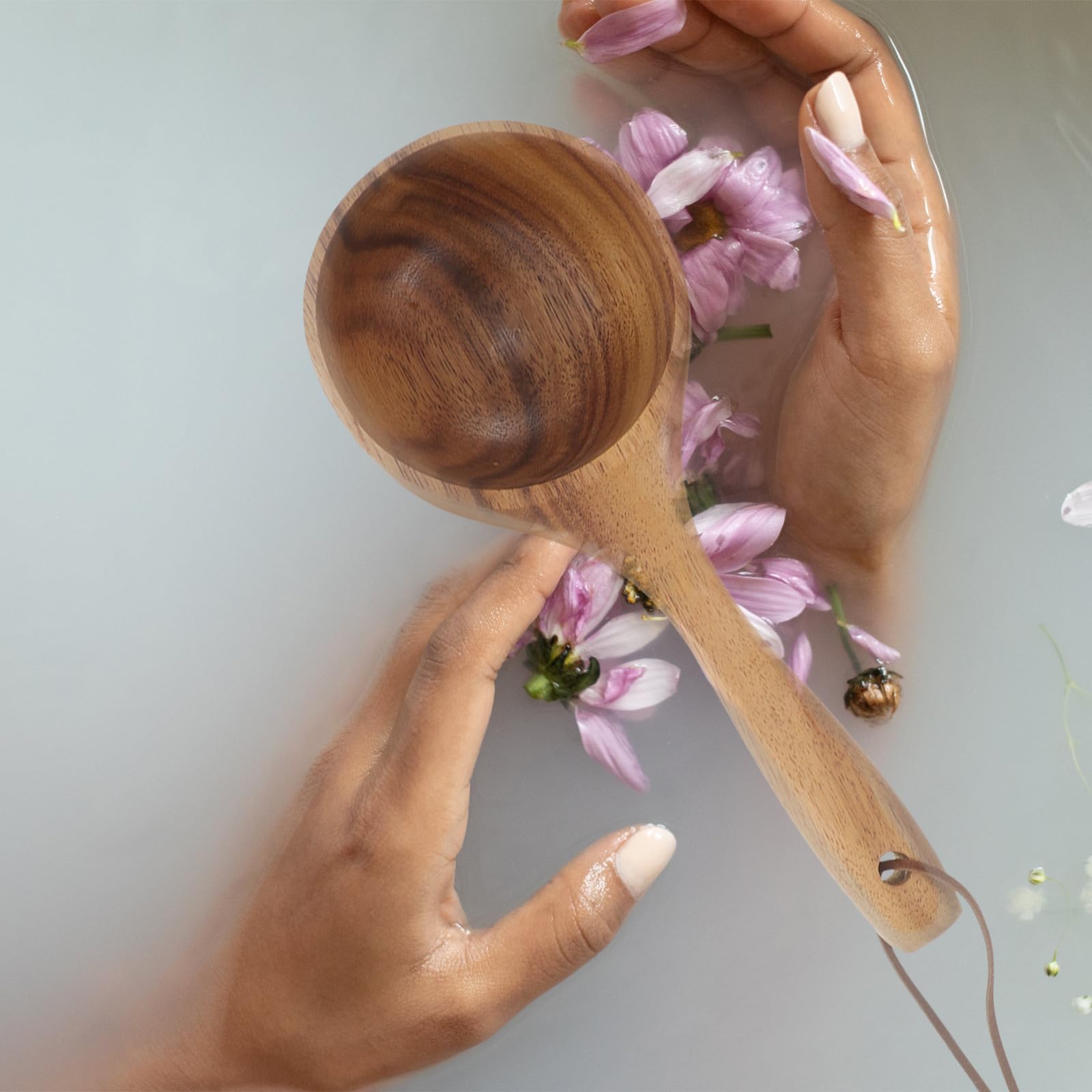 Cucharón de Agua para Baño de Madera Marrón Diseño Ergonómico y Práctico, Accesorio Adecuado para Sauna y Riego en Jardín