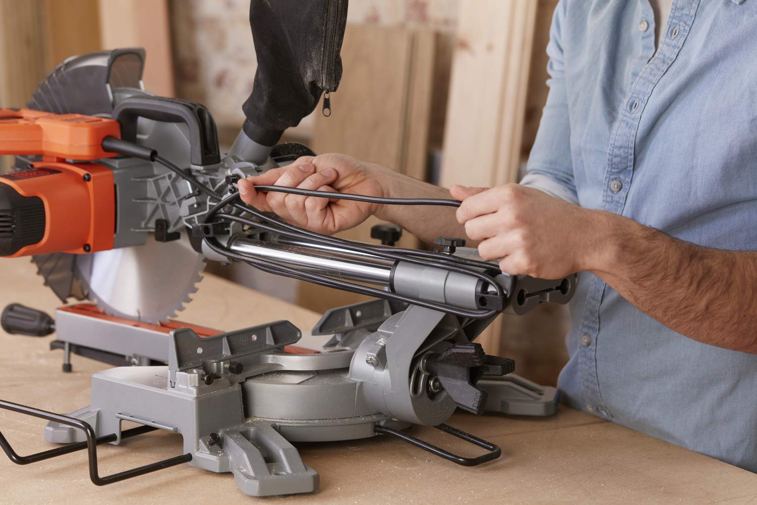 BLACK+DECKER BES700-QS Piła ukośna 1600W